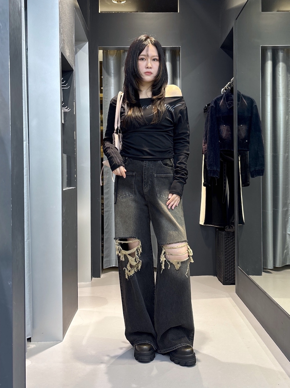 ブラック系のブーツ、ブラック系のデニムパンツ、グレー系のTシャツ/カットソーを着用したレディースの夏コーディネートの1枚目の写真