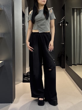 「EMODA（エモダ）のアシンメトリーカットアウトTシャツ（Tシャツ/カットソー、グレー系）」を使った、久道理沙さん（レディース・160cm）の夏コーディネート