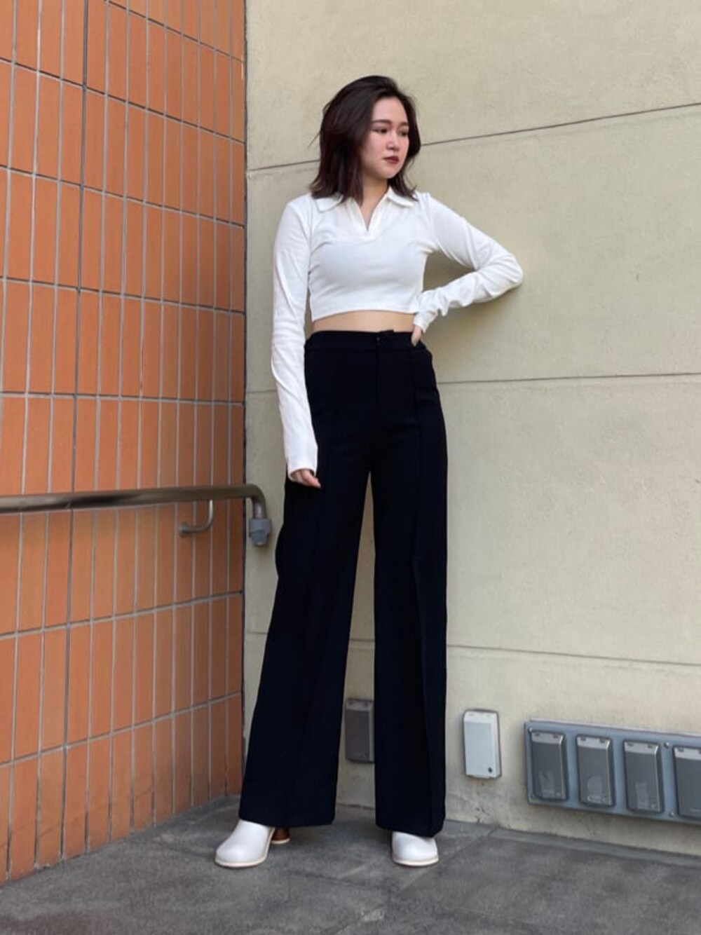 ブラック系のその他パンツ、グレー系のブーツ、ホワイト系のTシャツ/カットソーを着用したレディースの春コーディネートの1枚目の写真