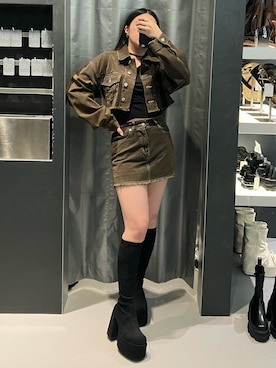 「アイテム（デニムジャケット）」を使った、久道理沙さん（レディース・160cm）の秋コーディネート