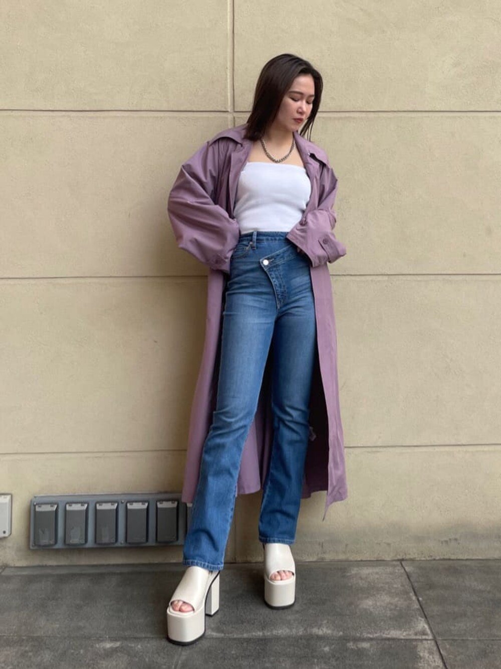 パープル系のトレンチコート、ホワイト系のキャミソール、ホワイト系のサンダルを着用したレディースの春コーディネートの1枚目の写真