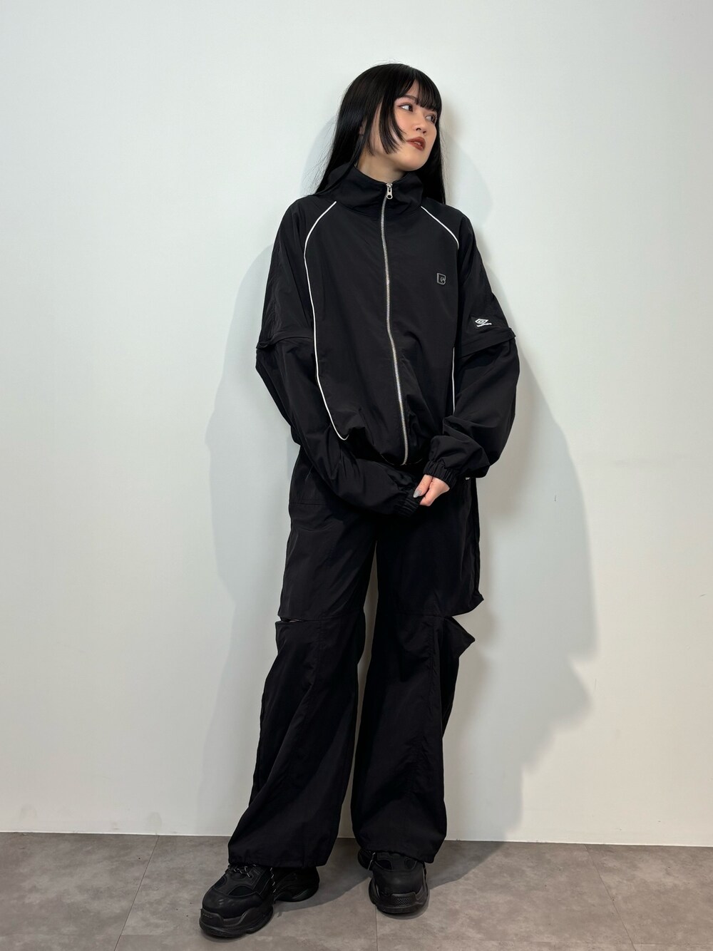 ブラック系のブルゾン、ブラック系のその他パンツ、ブラック系のスニーカーを着用したレディースの春コーディネートの1枚目の写真