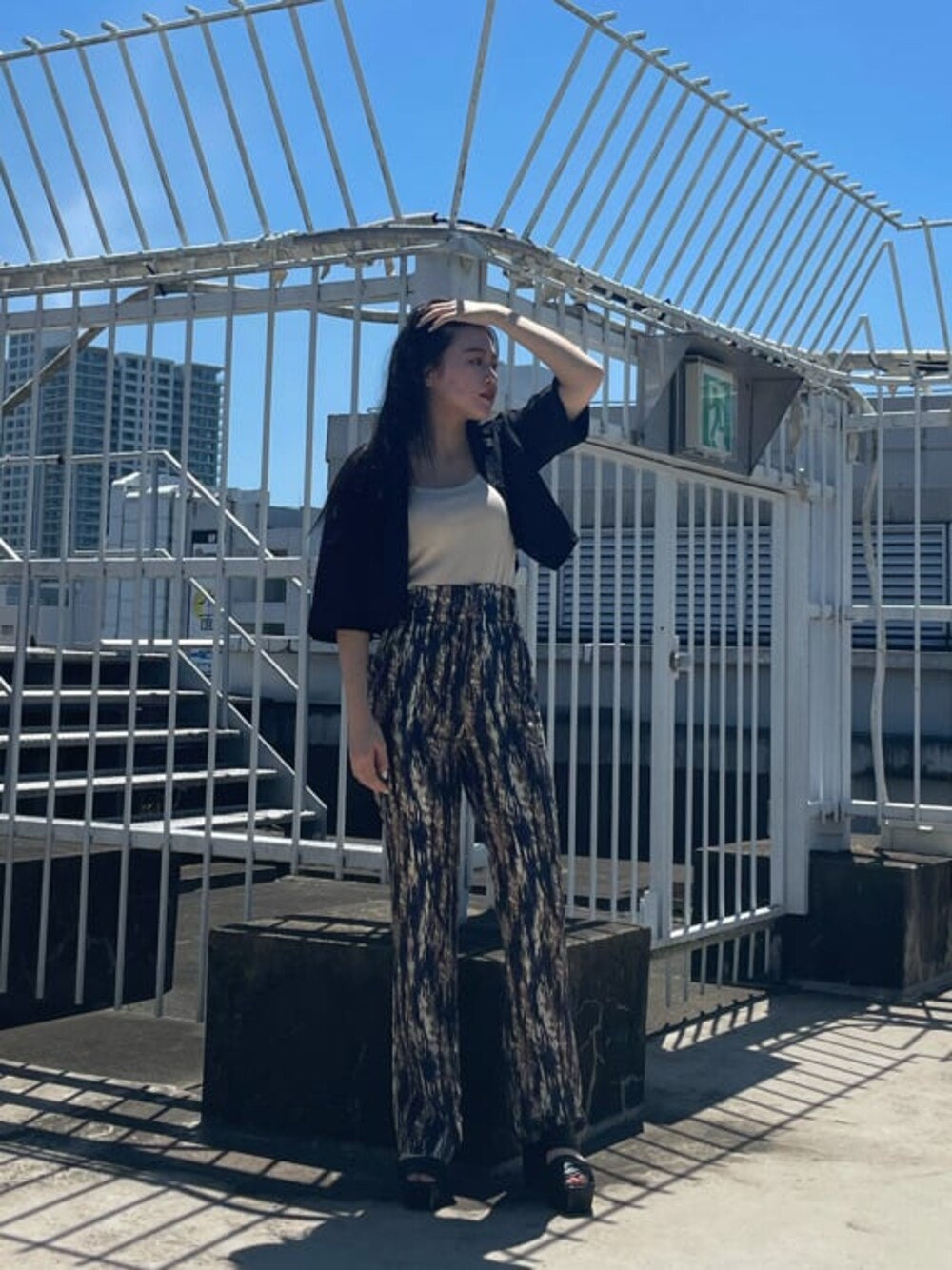 ブラック系のシャツ/ブラウス、その他のその他パンツ、ホワイト系のキャミソールを着用したレディースの夏コーディネートの1枚目の写真