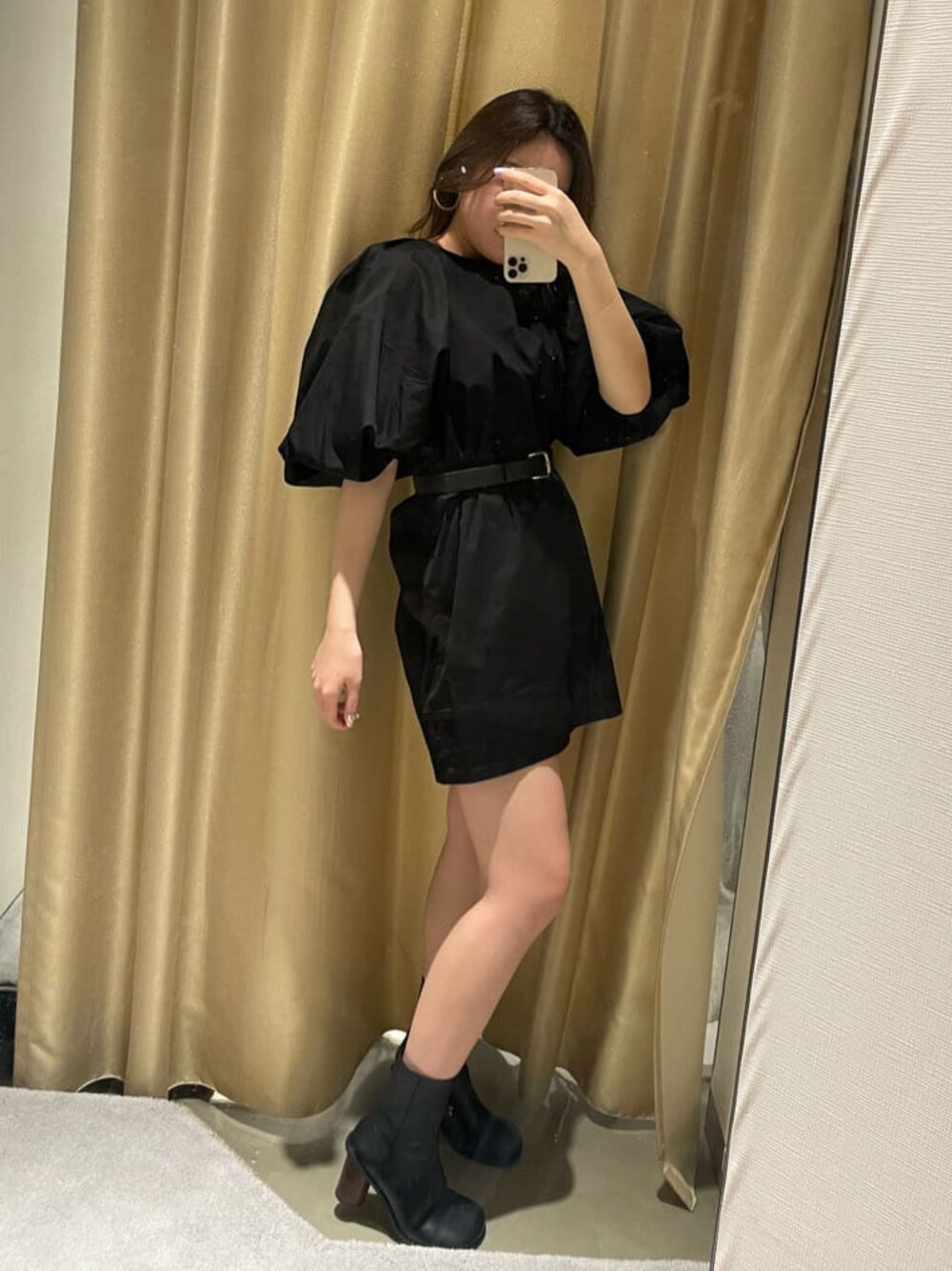 ブラック系のワンピース、ブラック系のブーツ、ブラック系のベルトを着用したレディースの春コーディネートの1枚目の写真