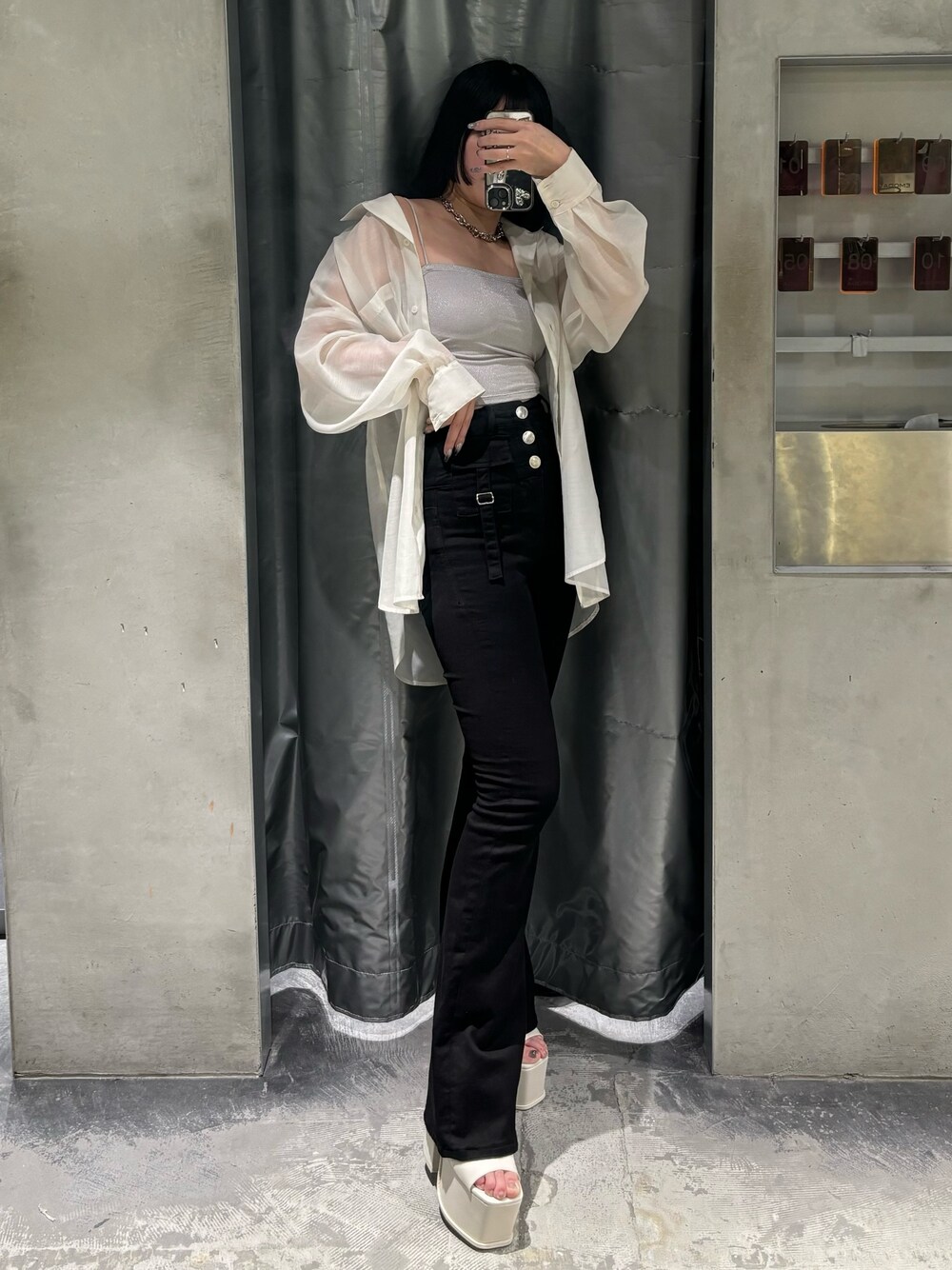 ベージュ系のシャツ/ブラウス、ホワイト系のサンダル、ブラック系のデニムパンツを着用したレディースの夏コーディネートの1枚目の写真