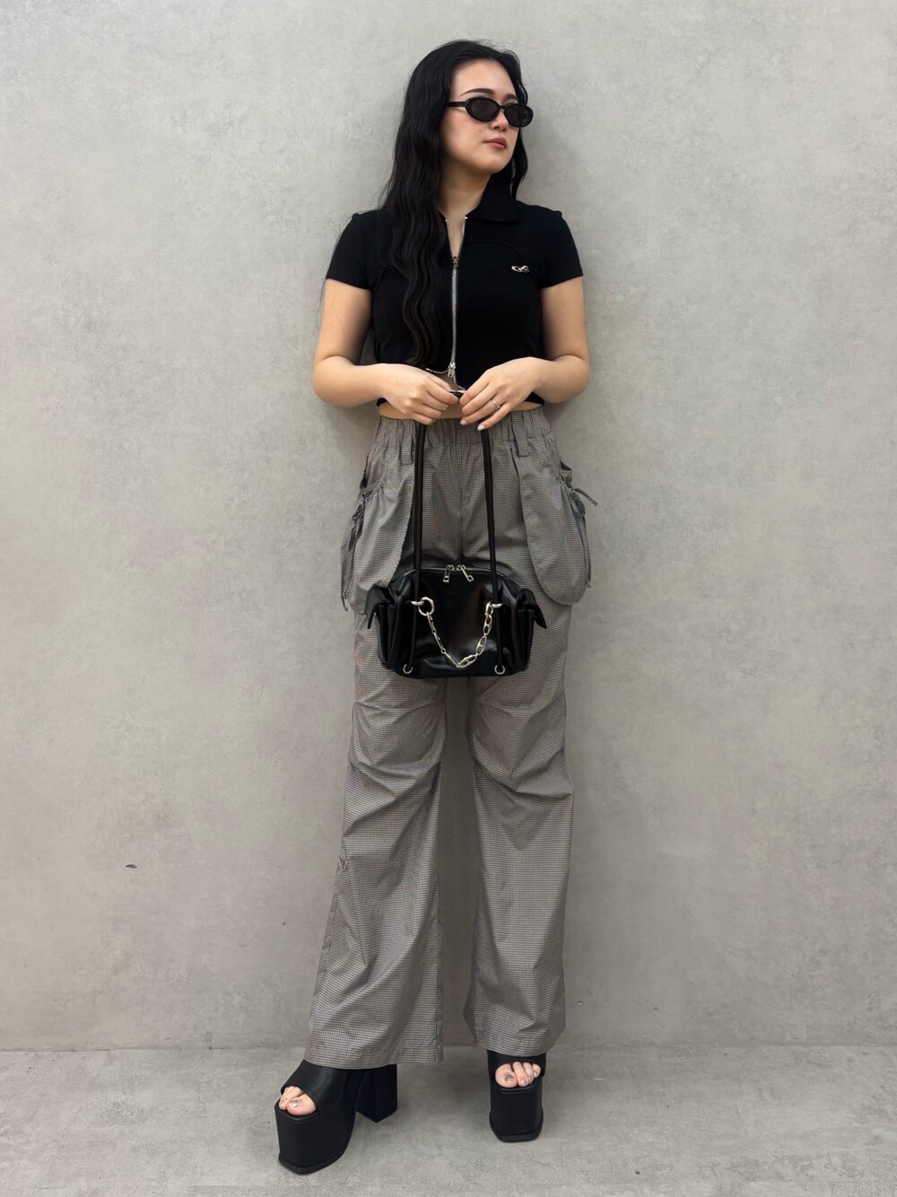 ブラック系のその他パンツ、ブラック系のサンダル、ブラック系のTシャツ/カットソーを着用したレディースの春コーディネートの1枚目の写真