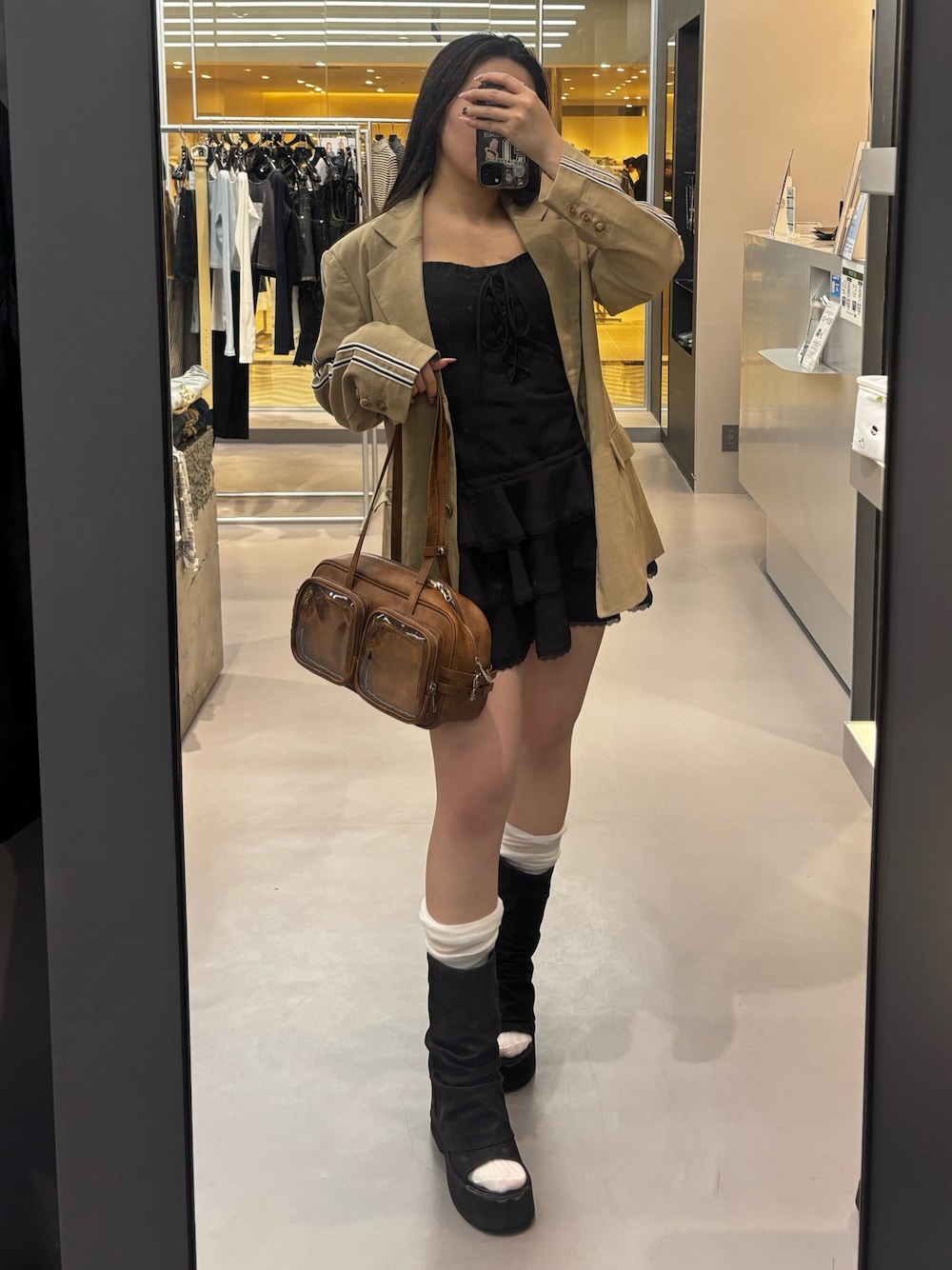 ブラック系のサンダル、グレー系のテーラードジャケット、ブラウン系のショルダーバッグを着用したレディースの春コーディネートの1枚目の写真