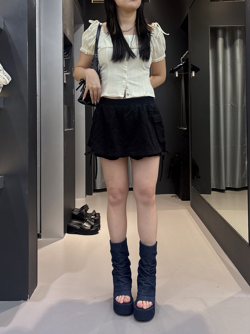 ブラック系のサンダル、ブラック系のスカート、その他のTシャツ/カットソーを着用したレディースの夏コーディネートの1枚目の写真