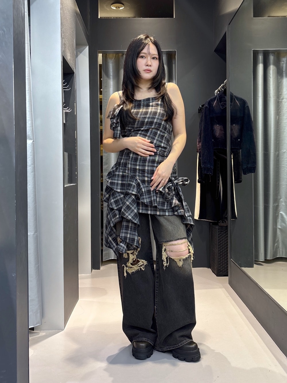 ブラック系のブーツ、ブラック系のデニムパンツ、ブラック系のワンピースを着用したレディースの夏コーディネートの1枚目の写真