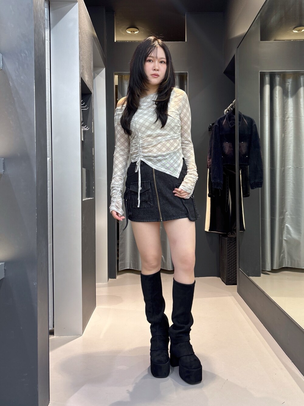 ベージュ系のブーツ、ブラック系のスカート、ホワイト系のTシャツ/カットソーを着用したレディースの夏コーディネートの1枚目の写真