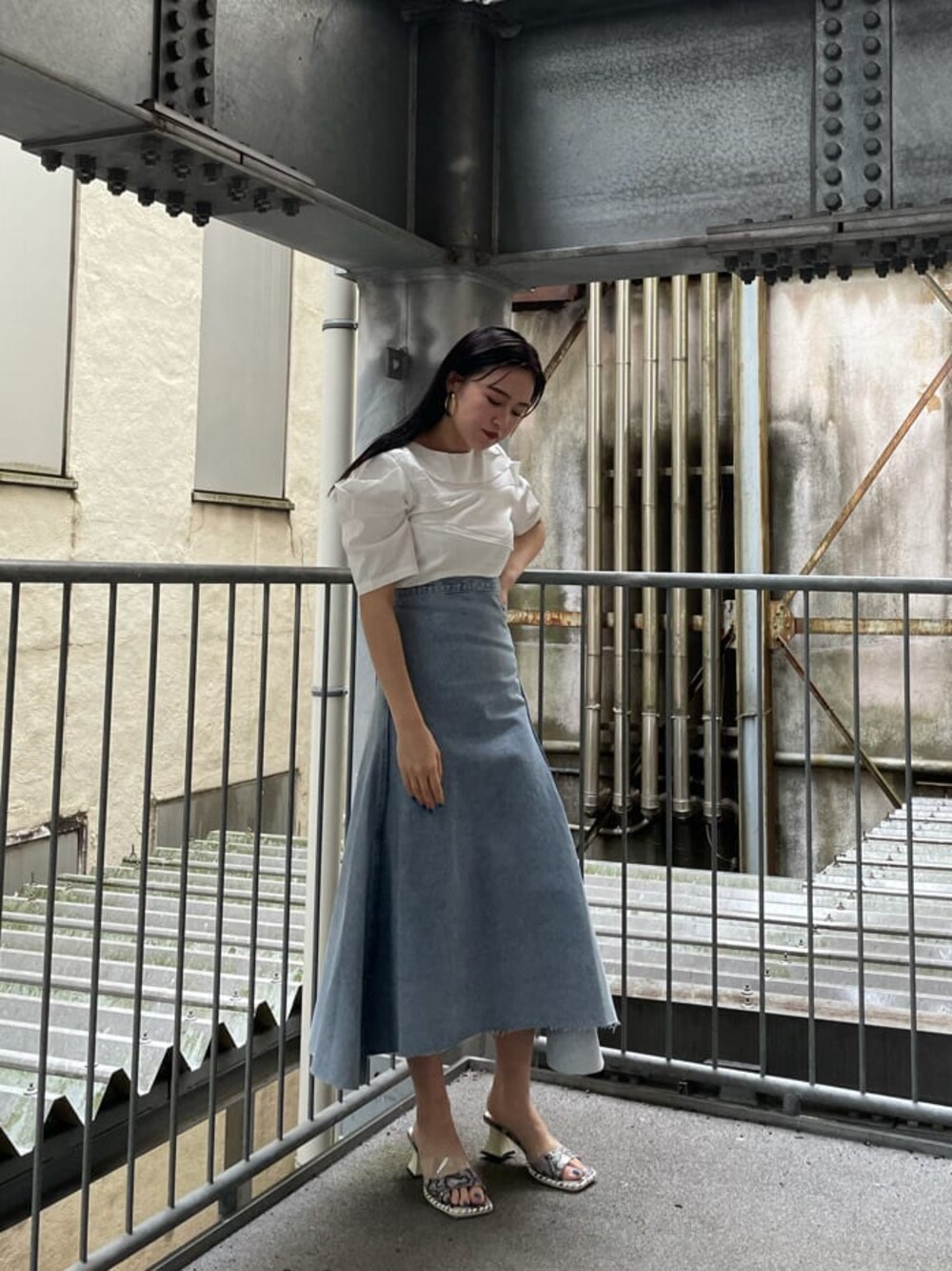 ホワイト系のTシャツ/カットソー、ブルー系のスカート、その他のその他シューズを着用したレディースの夏コーディネートの1枚目の写真