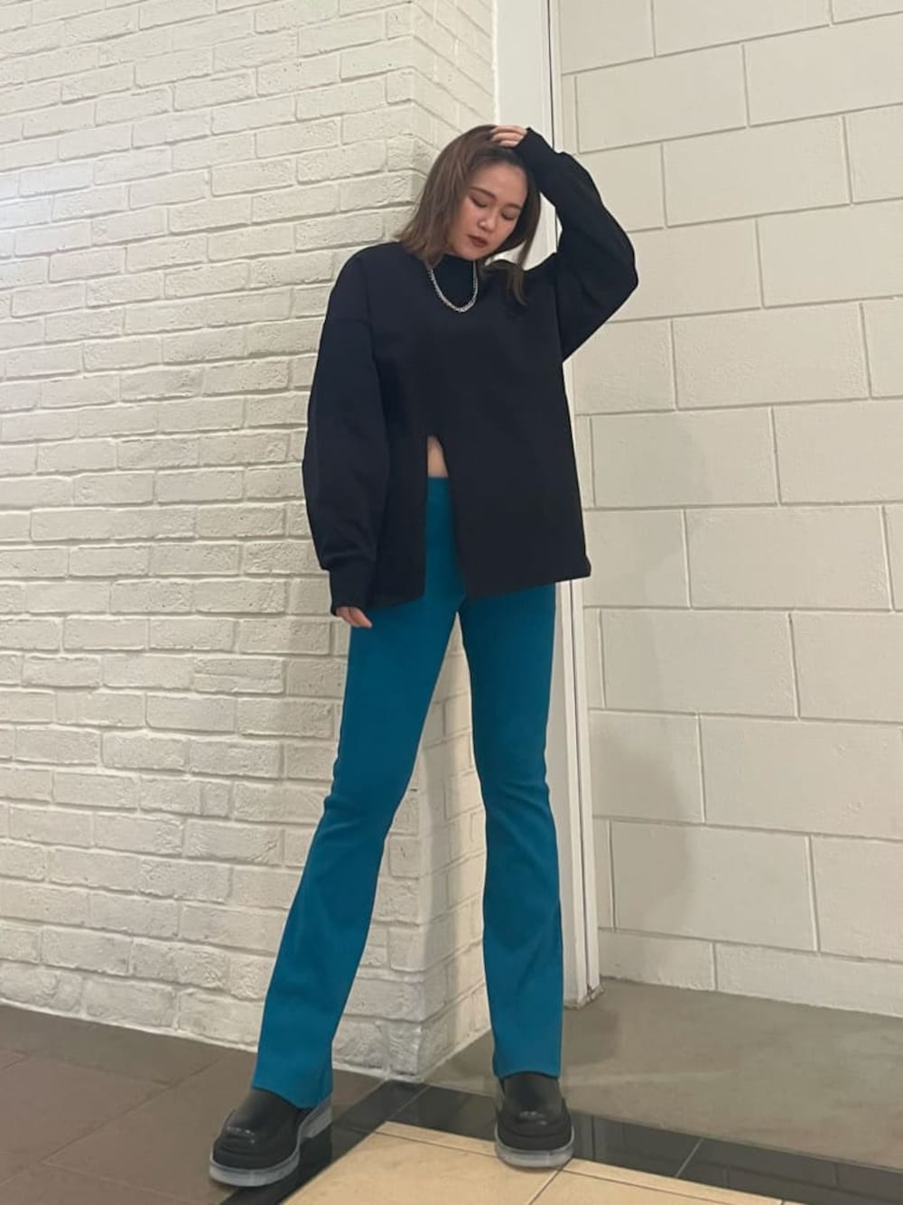 ブラック系のブーツ、ブラック系のTシャツ/カットソー、ブルー系のその他パンツを着用したレディースの冬コーディネートの1枚目の写真