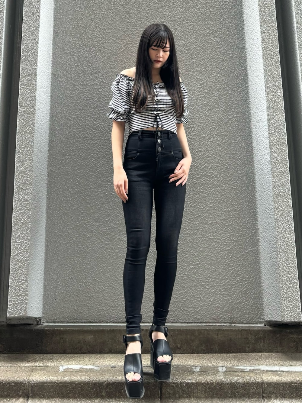 その他のTシャツ/カットソー、ブラック系のデニムパンツ、ブラック系のサンダルを着用したレディースの春コーディネートの1枚目の写真