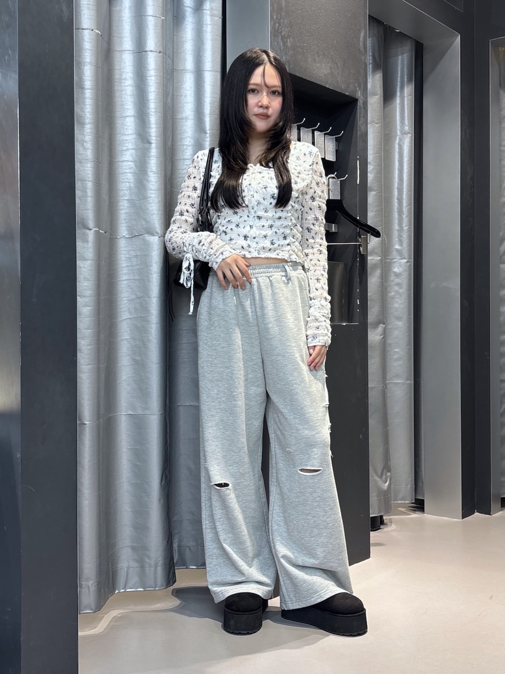 ブラック系のスリッポン、ブラック系のスウェットパンツ、ブラック系のTシャツ/カットソーを着用したレディースの夏コーディネートの1枚目の写真