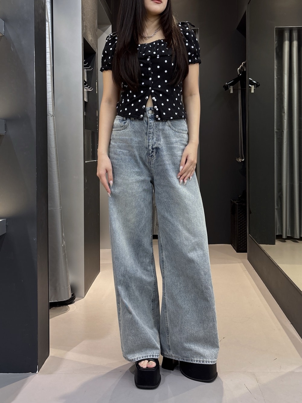 ブラック系のサンダル、ブルー系のデニムパンツ、その他のTシャツ/カットソーを着用したレディースの夏コーディネートの1枚目の写真