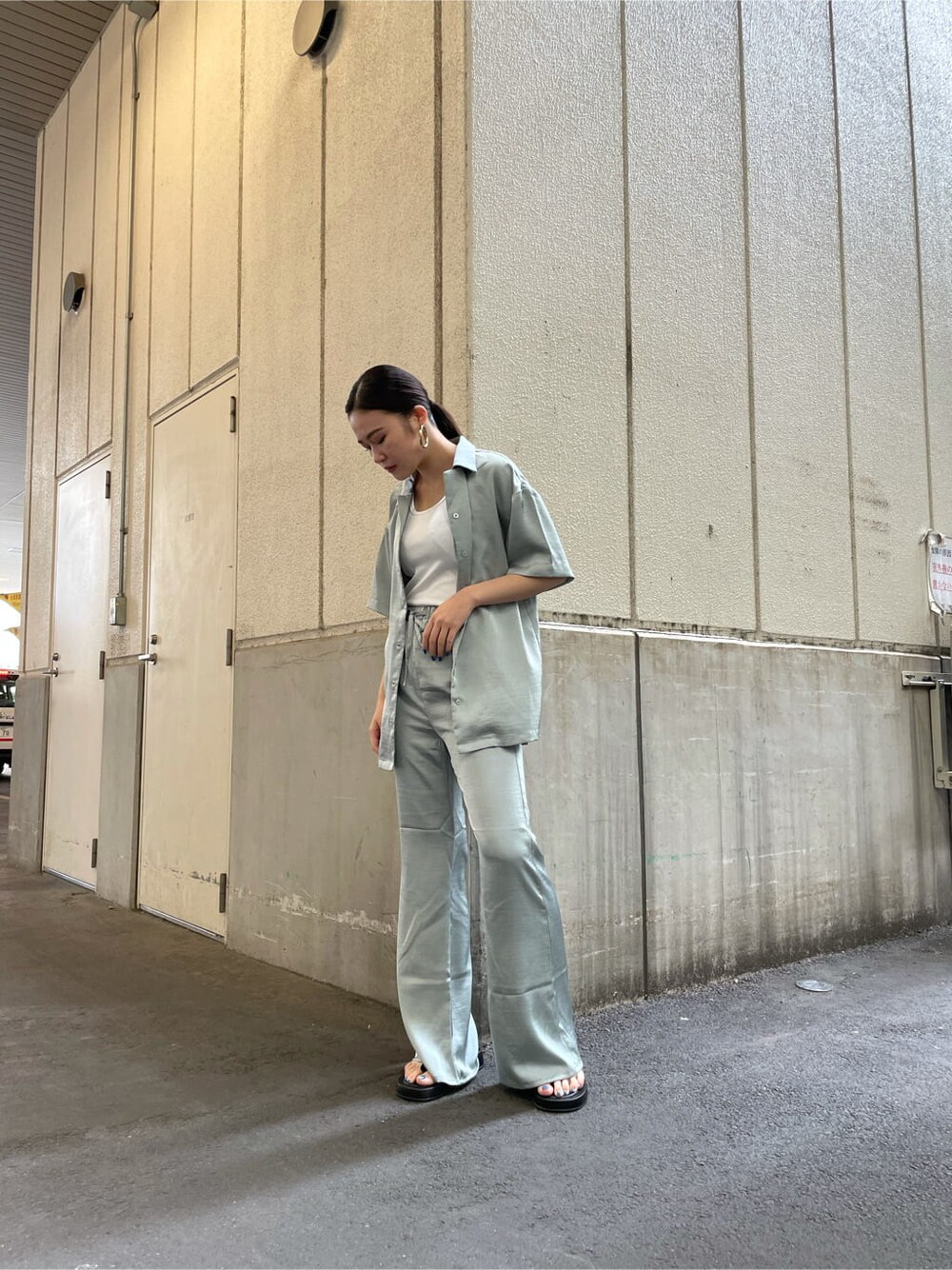 ホワイト系のタンクトップ、グリーン系のシャツ/ブラウス、グリーン系のその他パンツを着用したレディースの夏コーディネートの1枚目の写真