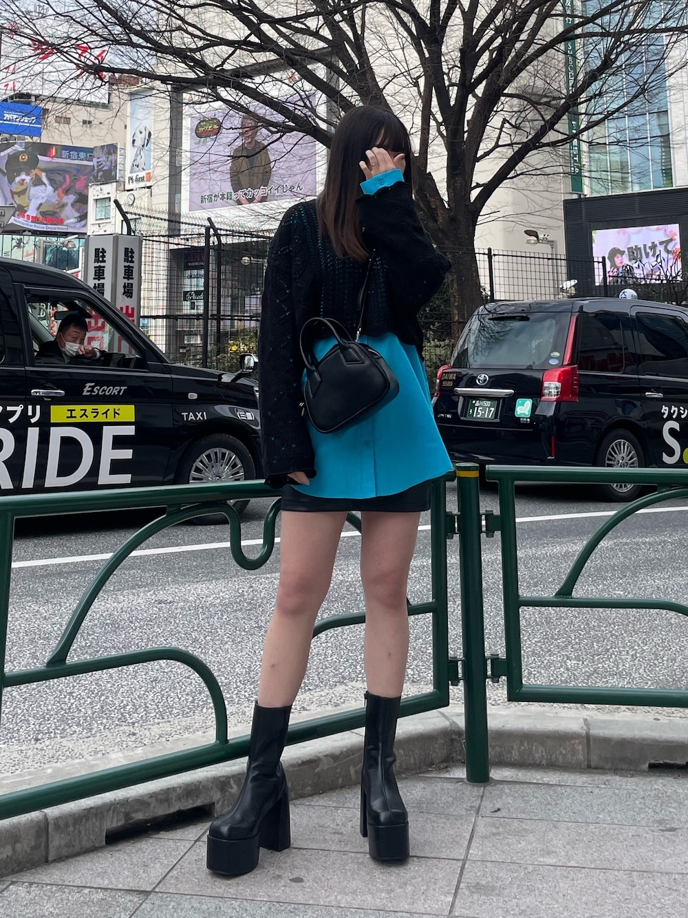 ブルー系のシャツ/ブラウス、その他のスカート、ブラック系のニット/セーターを着用したレディースの春コーディネートの1枚目の写真