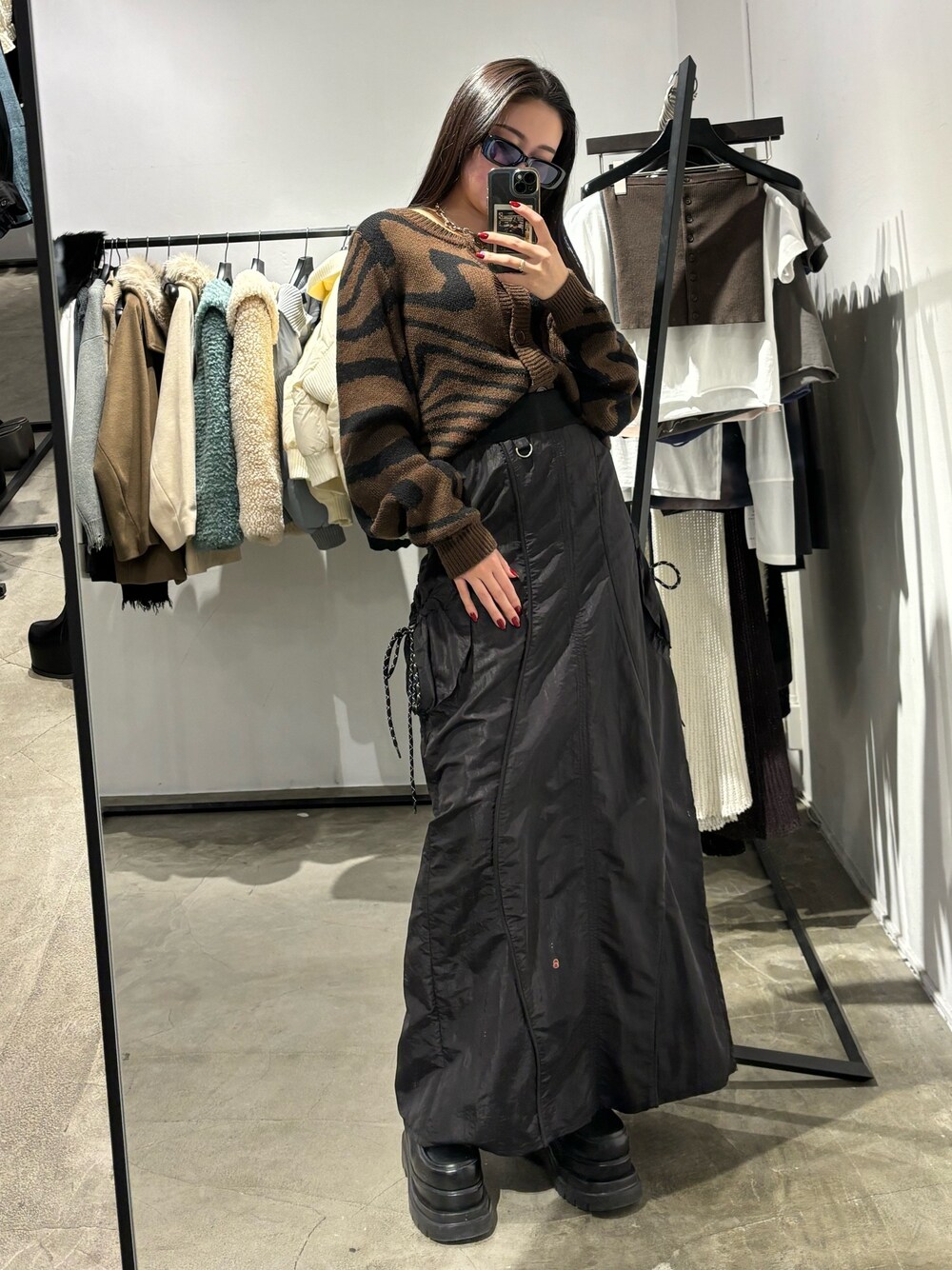 ブラウン系のカーディガン/ボレロを着用したレディースの冬コーディネートの1枚目の写真