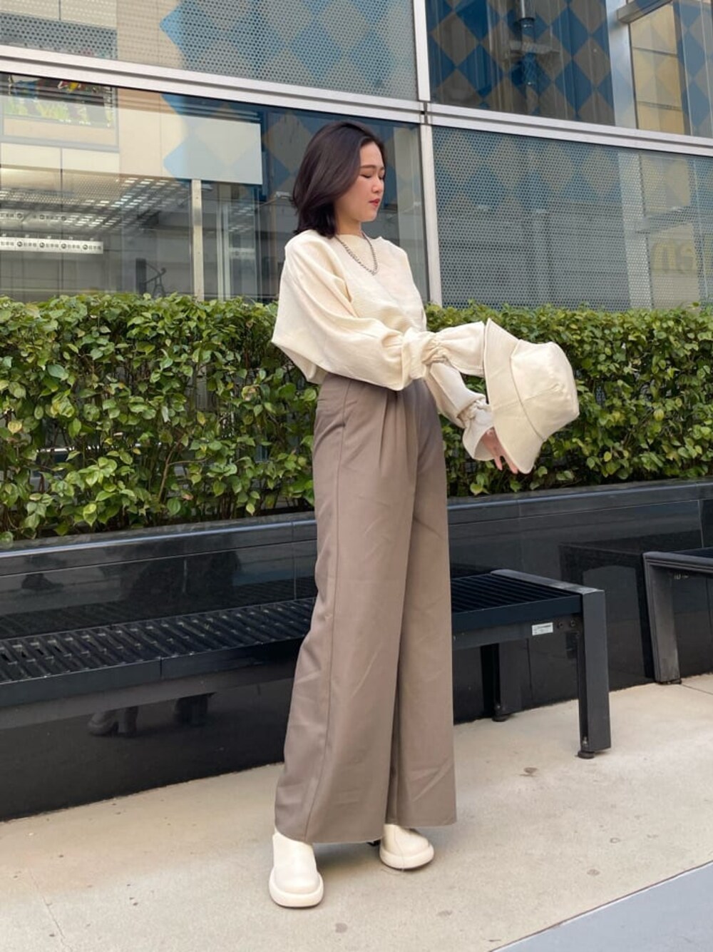 ホワイト系のパンプス、ブラウン系のその他パンツ、ホワイト系のシャツ/ブラウスを着用したレディースの春コーディネートの1枚目の写真