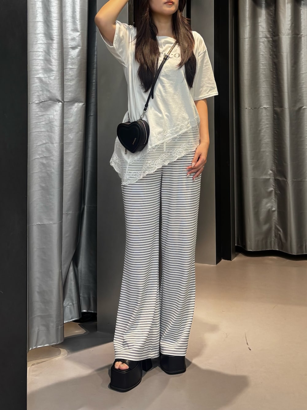 ブラック系のサンダル、ホワイト系のその他パンツ、ホワイト系のTシャツ/カットソーを着用したレディースの夏コーディネートの1枚目の写真