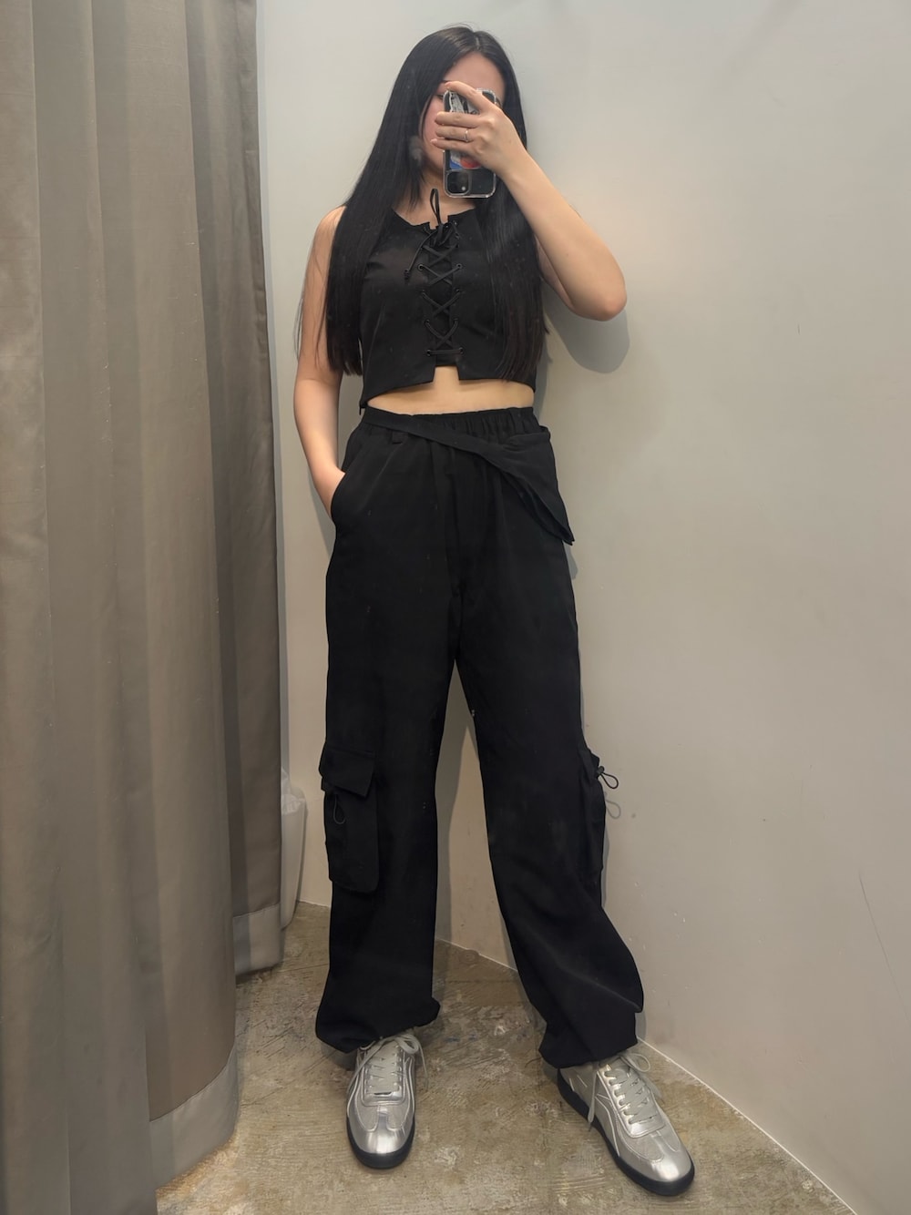 シルバー系のスニーカー、ブラック系のその他パンツ、ブラック系のTシャツ/カットソーを着用したレディースの春コーディネートの1枚目の写真