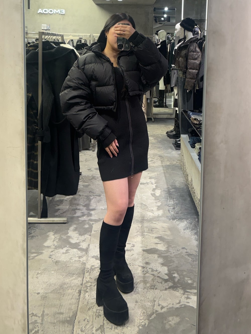 ブラック系のブーツ、グレー系のワンピース、ブラック系のブルゾンを着用したレディースの冬コーディネートの1枚目の写真