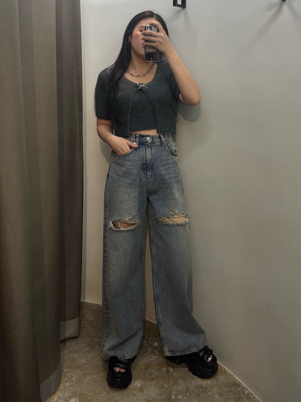 グレー系のサンダル、ブラック系のデニムパンツ、グレー系のニット/セーターを着用したレディースの夏コーディネートの1枚目の写真