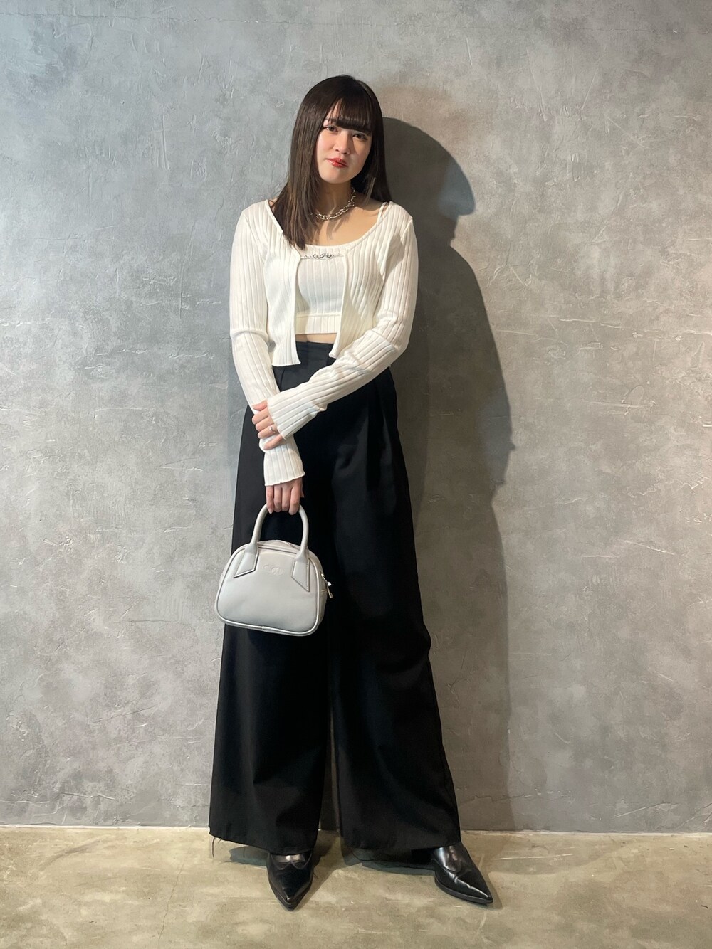 ホワイト系のTシャツ/カットソー、ブラック系のその他パンツ、ブラック系のブーツを着用したレディースの春コーディネートの1枚目の写真