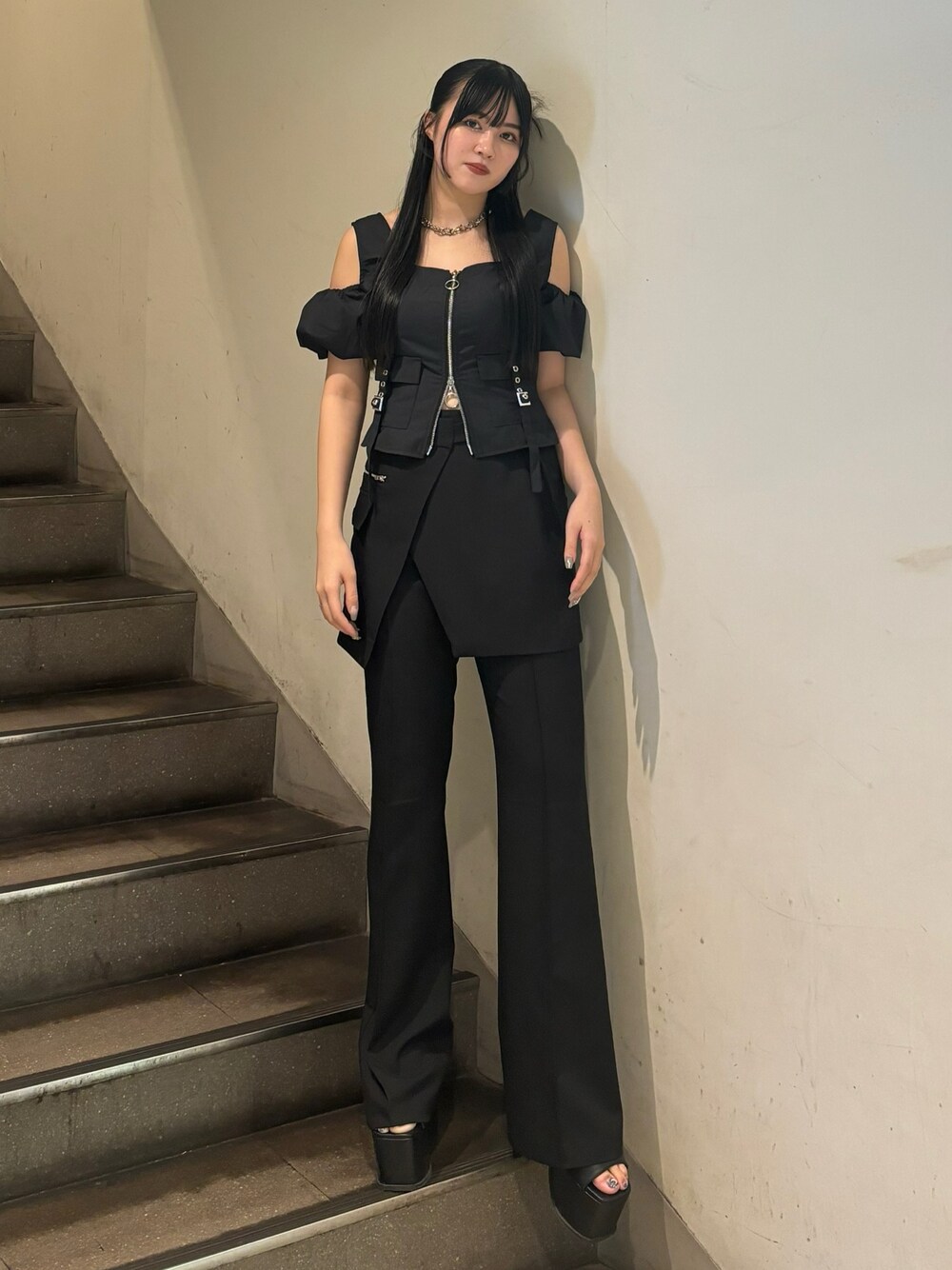 ホワイト系のTシャツ/カットソー、ブラック系のその他パンツ、ブラック系のサンダルを着用したレディースの夏コーディネートの1枚目の写真