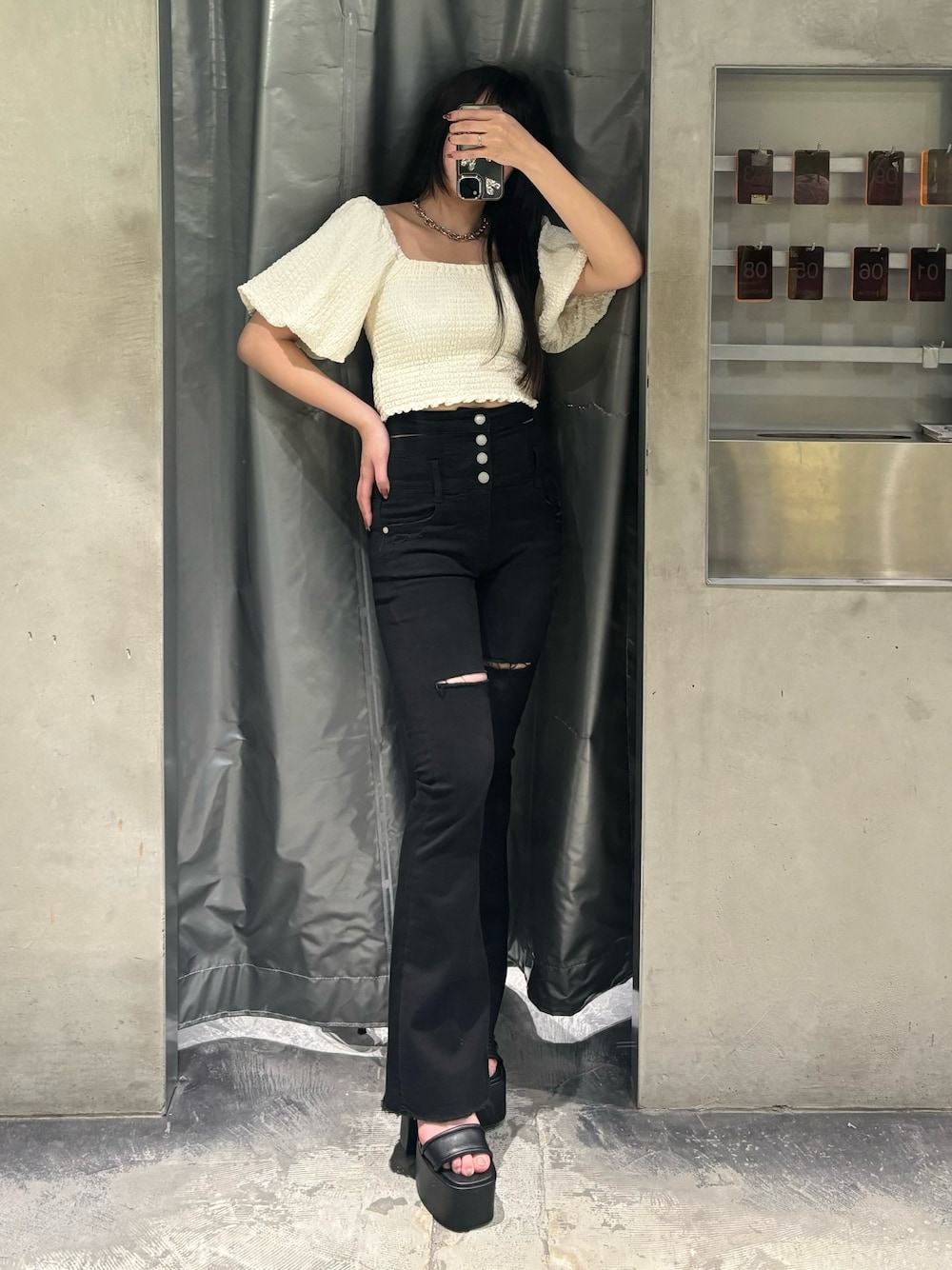 ホワイト系のTシャツ/カットソー、ブラック系のデニムパンツ、ブラック系のサンダルを着用したレディースの春コーディネートの1枚目の写真