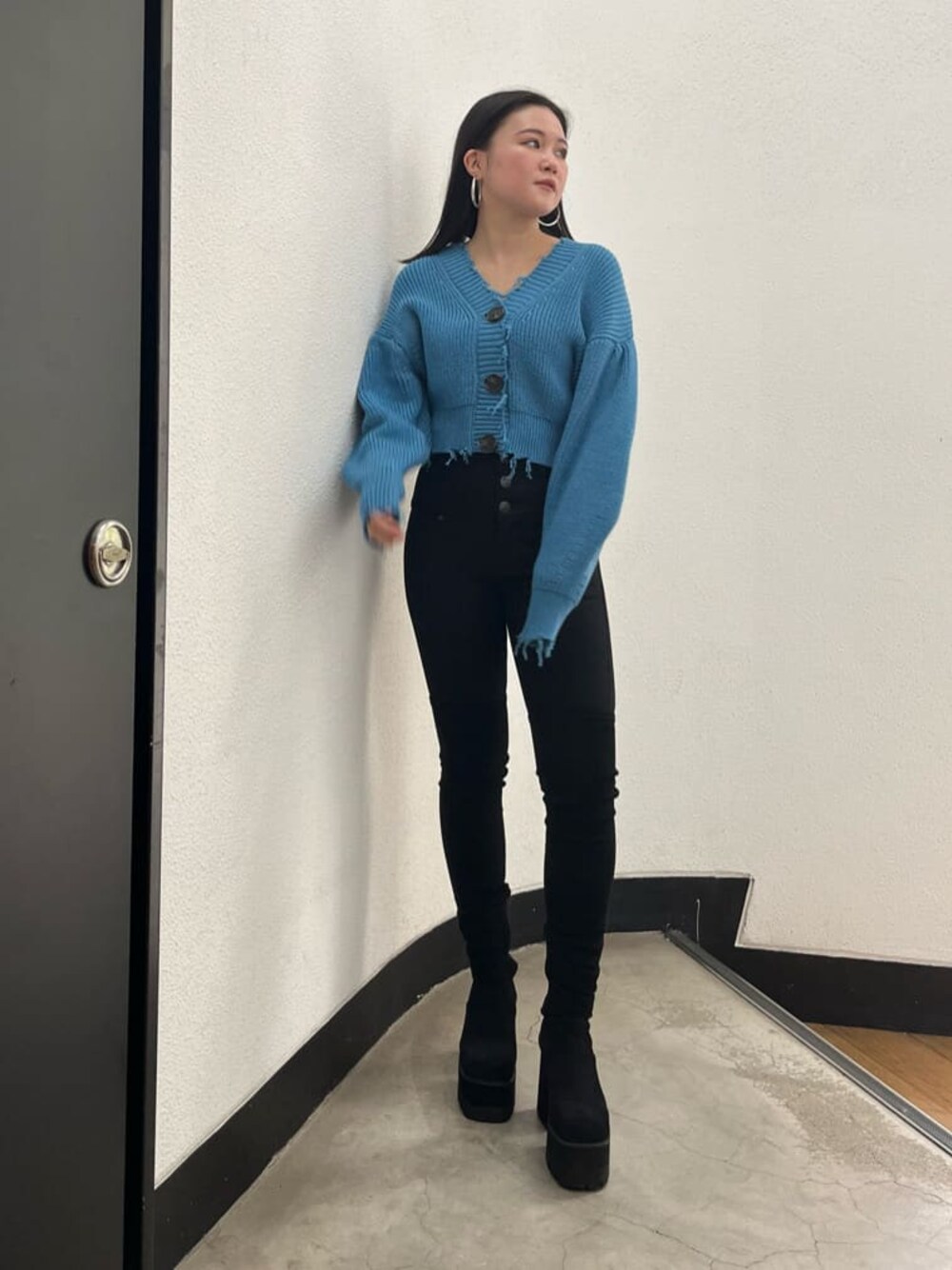 ブルー系のカーディガン/ボレロ、ブラック系のデニムパンツ、ブラック系のデニムパンツを着用したレディースの秋コーディネートの1枚目の写真