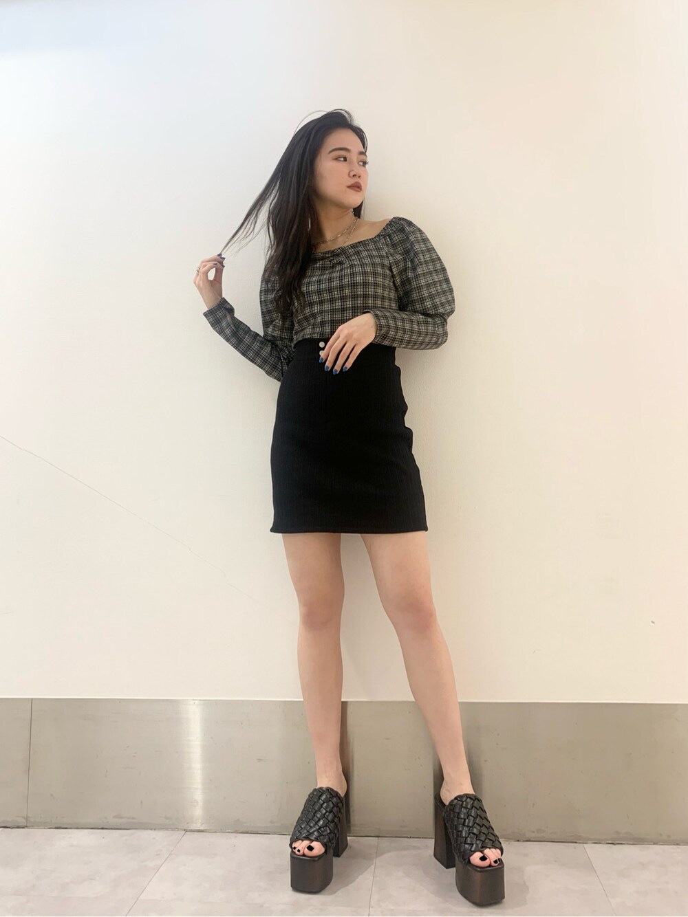 ブラック系のサンダル、ブラック系のスカート、その他のTシャツ/カットソーを着用したレディースの春コーディネートの1枚目の写真