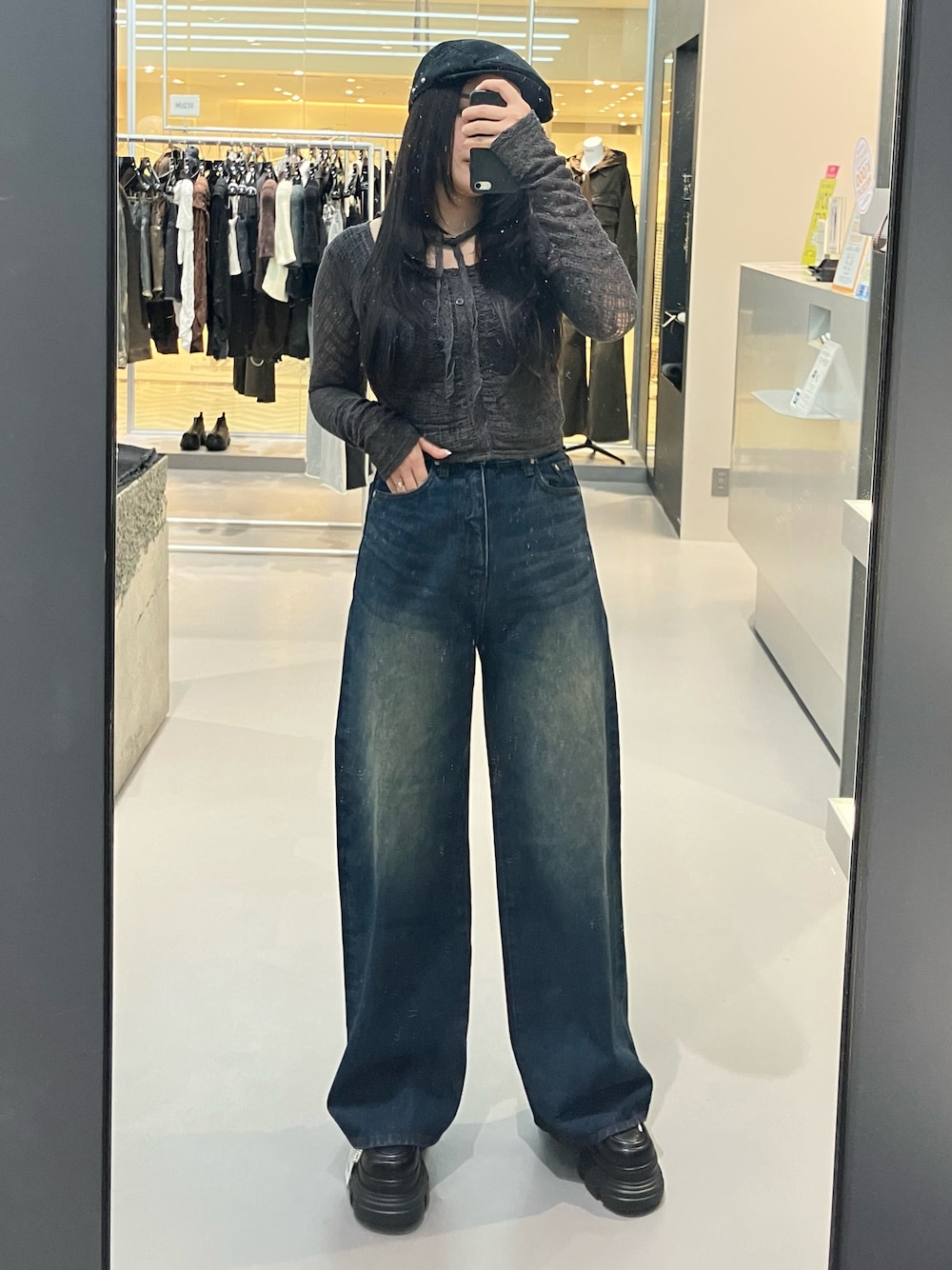 グレー系のTシャツ/カットソー、ブルー系のデニムパンツ、ブラック系のローファーを着用したレディースの秋コーディネートの1枚目の写真