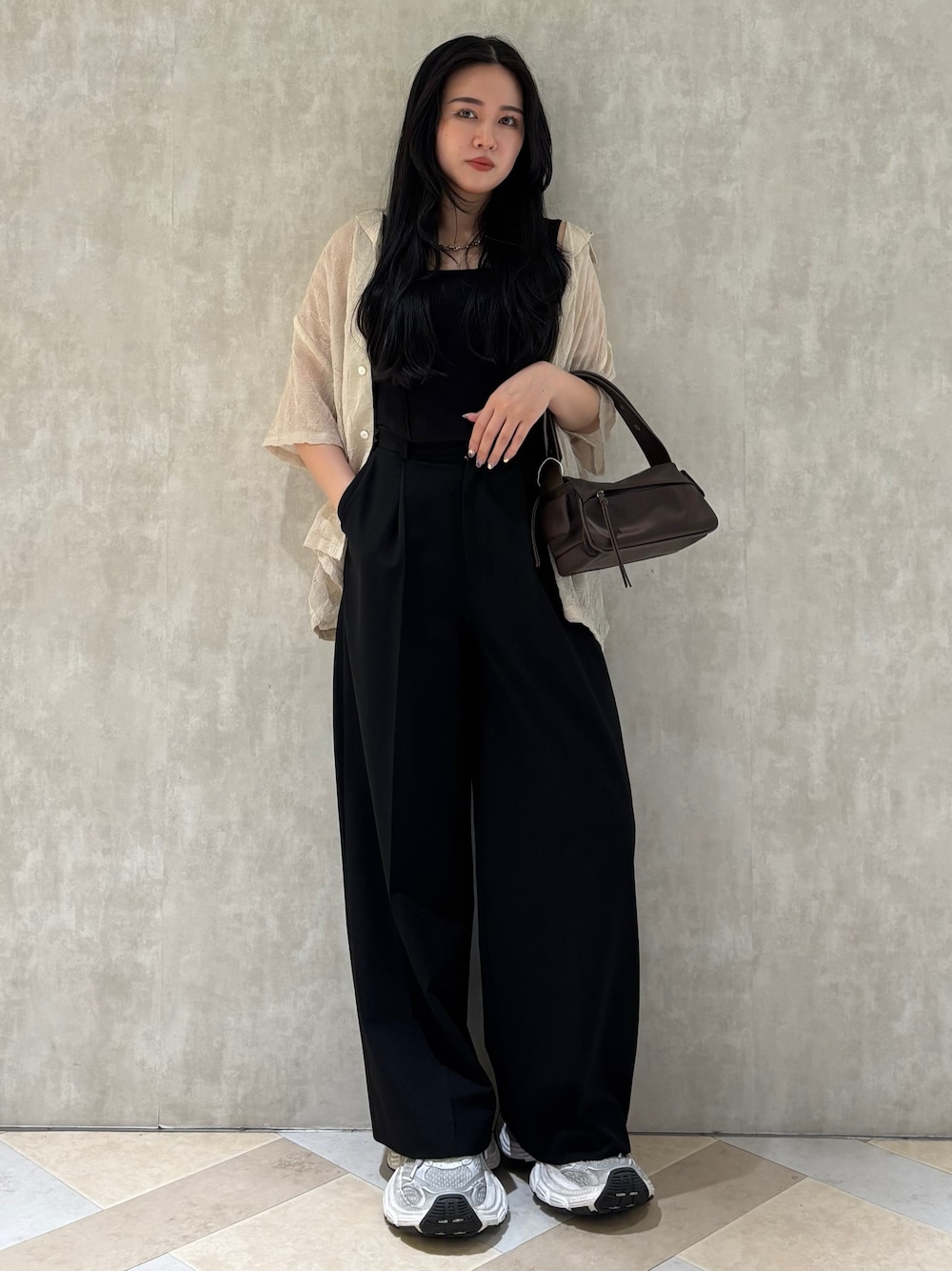 グレー系のその他パンツ、ブラック系のニット/セーター、ホワイト系のシャツ/ブラウスを着用したレディースの夏コーディネートの1枚目の写真