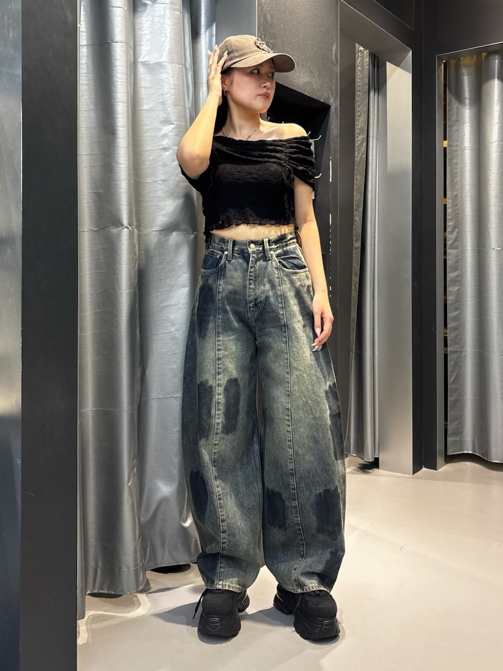 ブラック系のスニーカー、ブルー系のデニムパンツ、ブラック系のTシャツ/カットソーを着用したレディースの夏コーディネートの1枚目の写真
