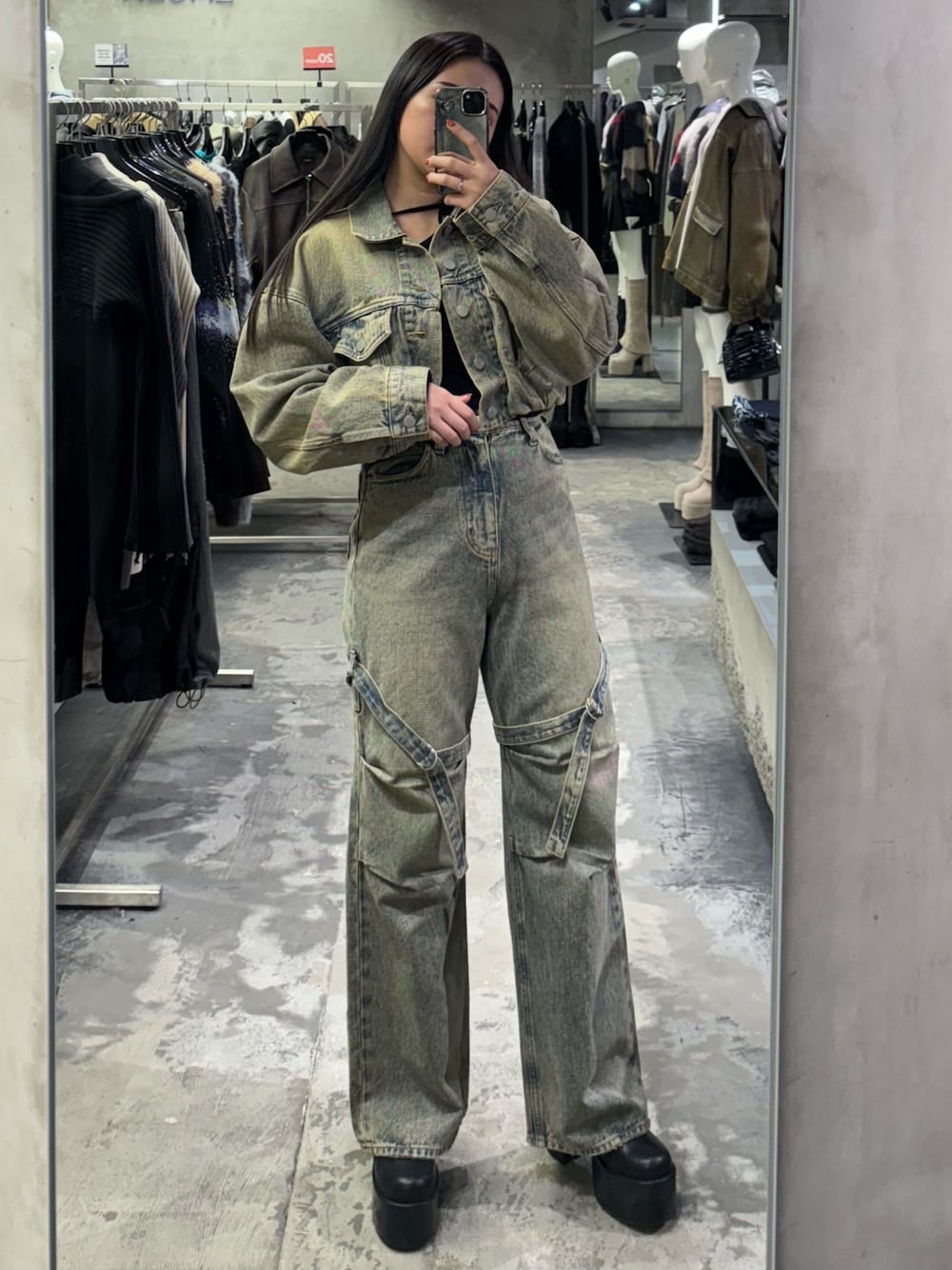 ブラック系のブーツ、ベージュ系のデニムパンツ、ベージュ系のデニムジャケットを着用したレディースの冬コーディネートの1枚目の写真