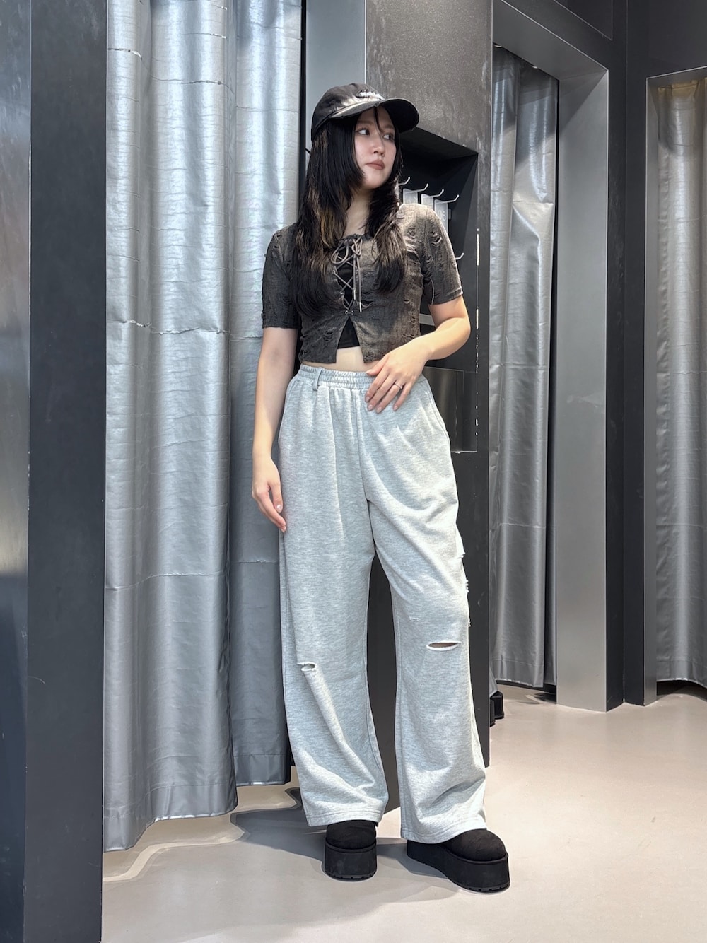 ブラック系のスリッポン、ブラック系のスウェットパンツ、グレー系のTシャツ/カットソーを着用したレディースの夏コーディネートの1枚目の写真