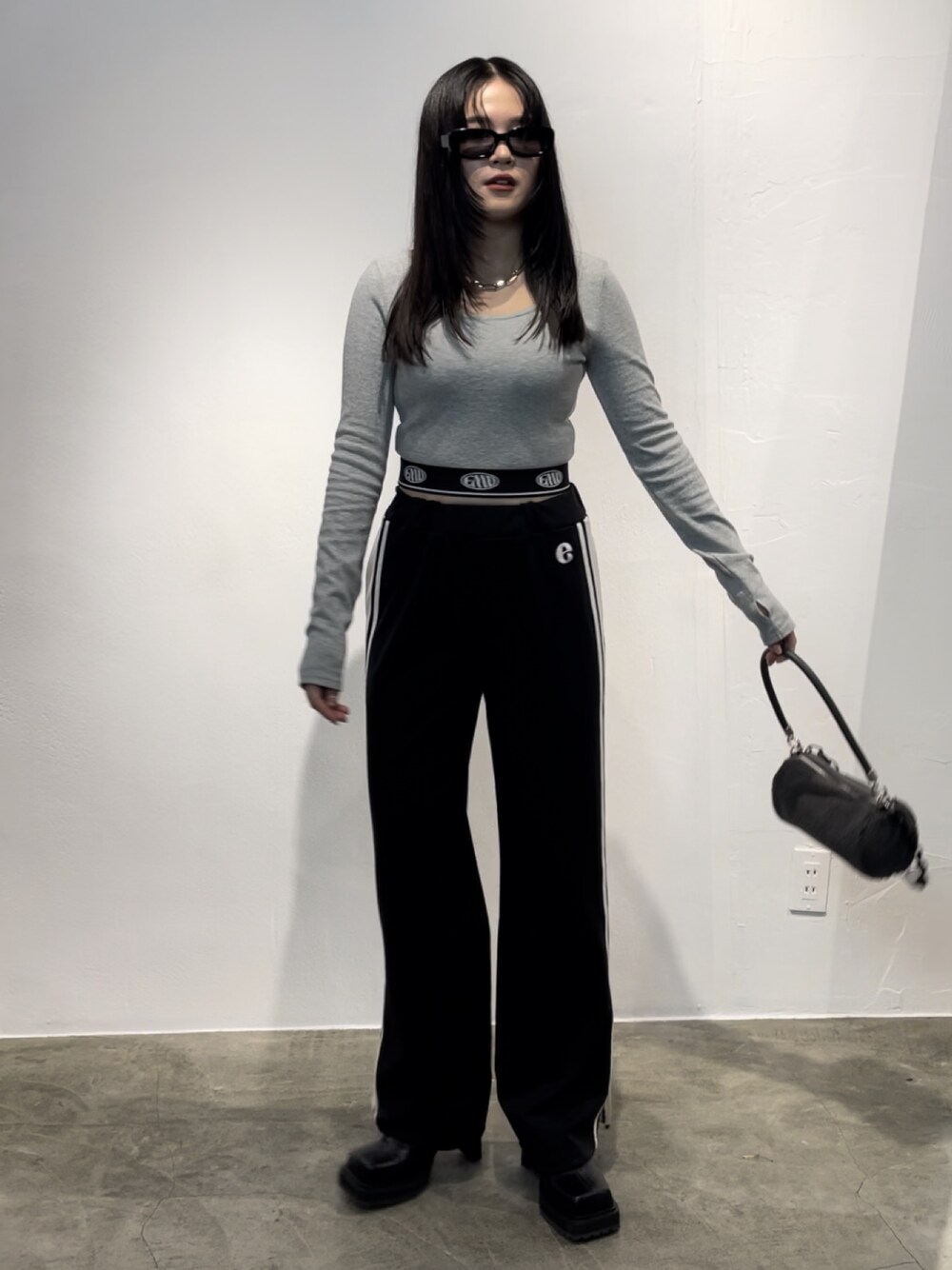 グレー系のTシャツ/カットソー、ブラック系のその他パンツ、ブラック系のブーツを着用したレディースの夏コーディネートの1枚目の写真