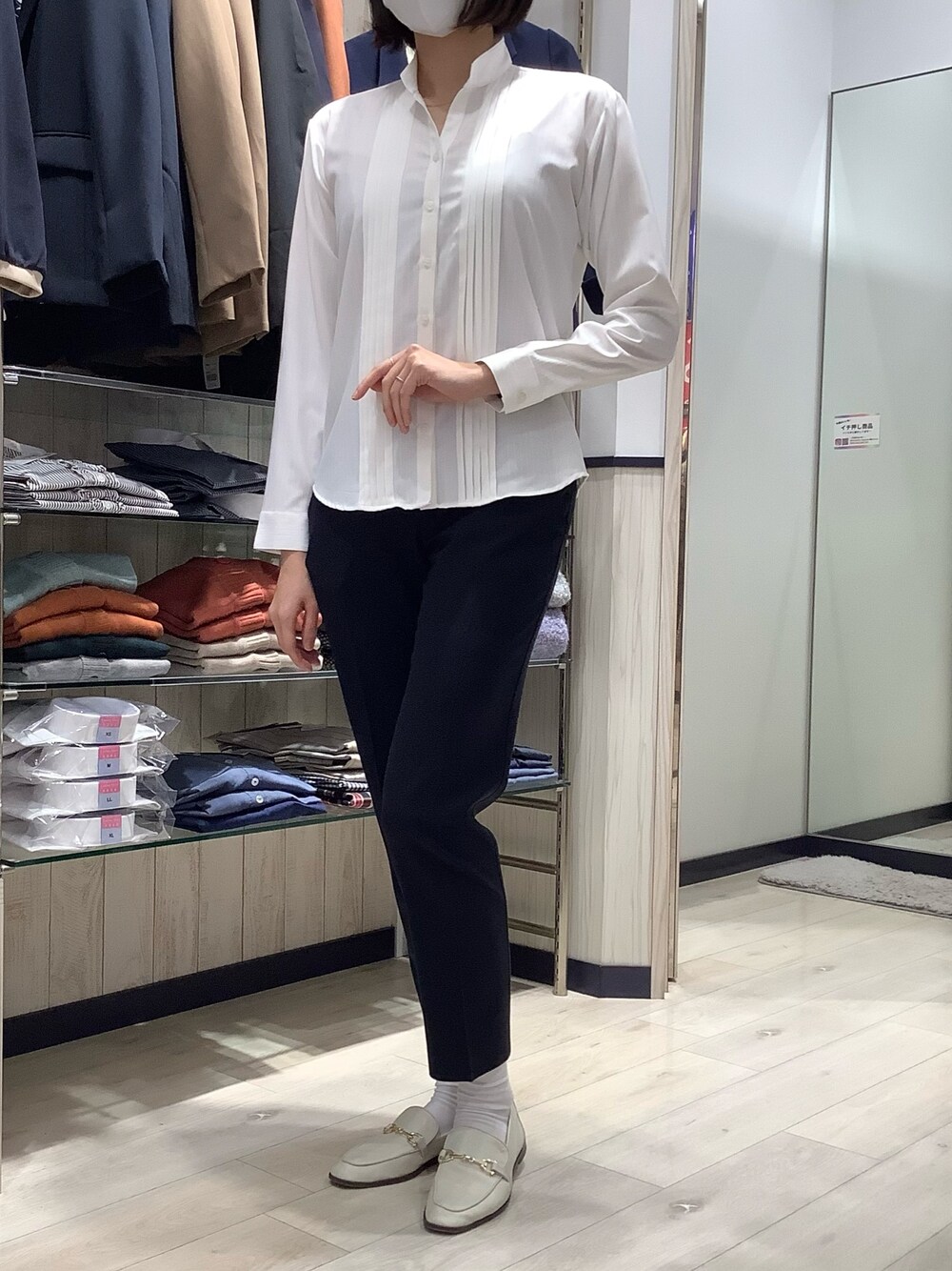 「きれいめ、春、オケージョン、入学式コーデ、大人カワイイ、ＵＶカット、スキッパーブラウス、ビジネスコーデ、きれいめカジュアル、お手入れ簡単、吸湿速乾、華やかコーデ、大人コーデ、ブリックハウス、東京シャツ」｜「TOKYO SHIRTSのCOFREX スキッパー衿 タック長袖ブラウス（ビジネスシャツ、ホワイト系）」を使った、BRICK HOUSE by Tokyo Shirts 青森エルム店さん（レディース・171cm）の冬コーディネートの1枚目の写真