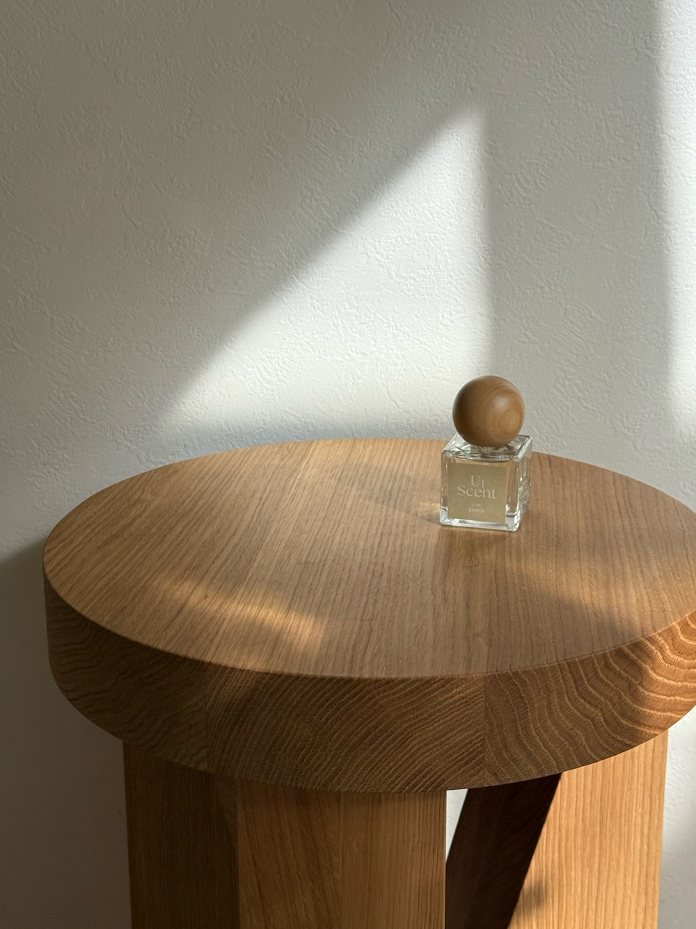 ベージュ系の香水を着用したレディースの秋コーディネートの1枚目の写真