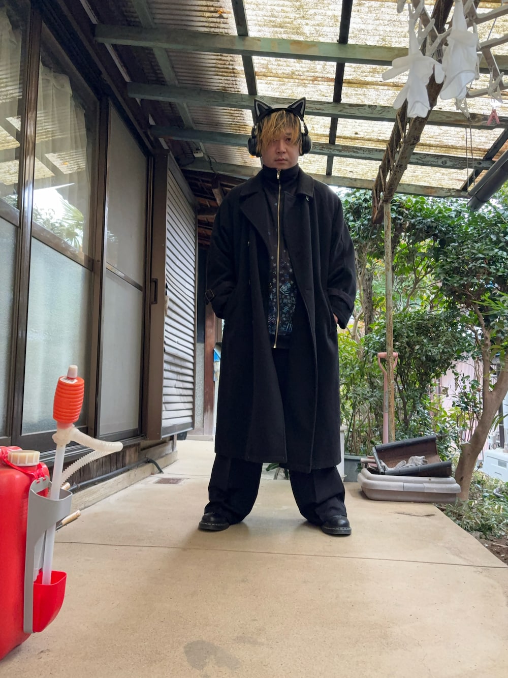 「ヘッドフォン、真冬のあったかスタイル、コート、ワイドスラックス、スラックス、コートスタイル、ankorock、CASPER JOHN、EMMA  CLOTHES」｜「ankoROCKのアイテム（ジャージ、その他）」を使った、マガさん（メンズ・177cm）の冬コーディネートの1枚目の写真