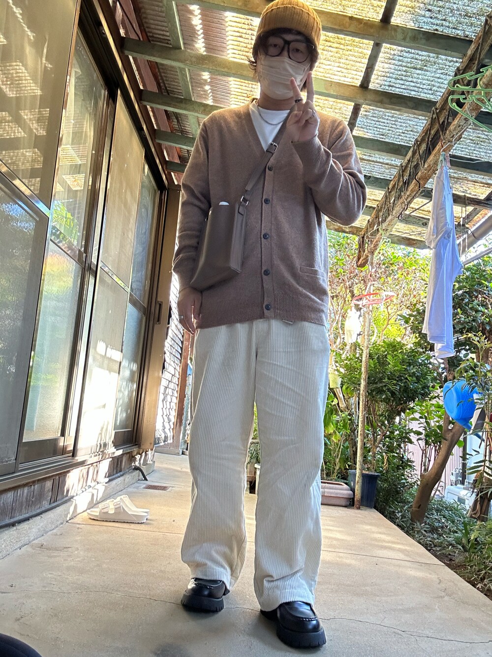 「休日コーデ、お洒落さんとつながりたい、メンズファッション、カジュアルコーデ、ドレスシューズ、革靴、UNIQLO、ニット帽、白パンツ、ショルダーバッグ、ブラウン」｜「UNIQLOのアイテム（カーディガン/ボレロ、ベージュ系）」を使った、マガさん（メンズ・177cm）の秋コーディネートの1枚目の写真