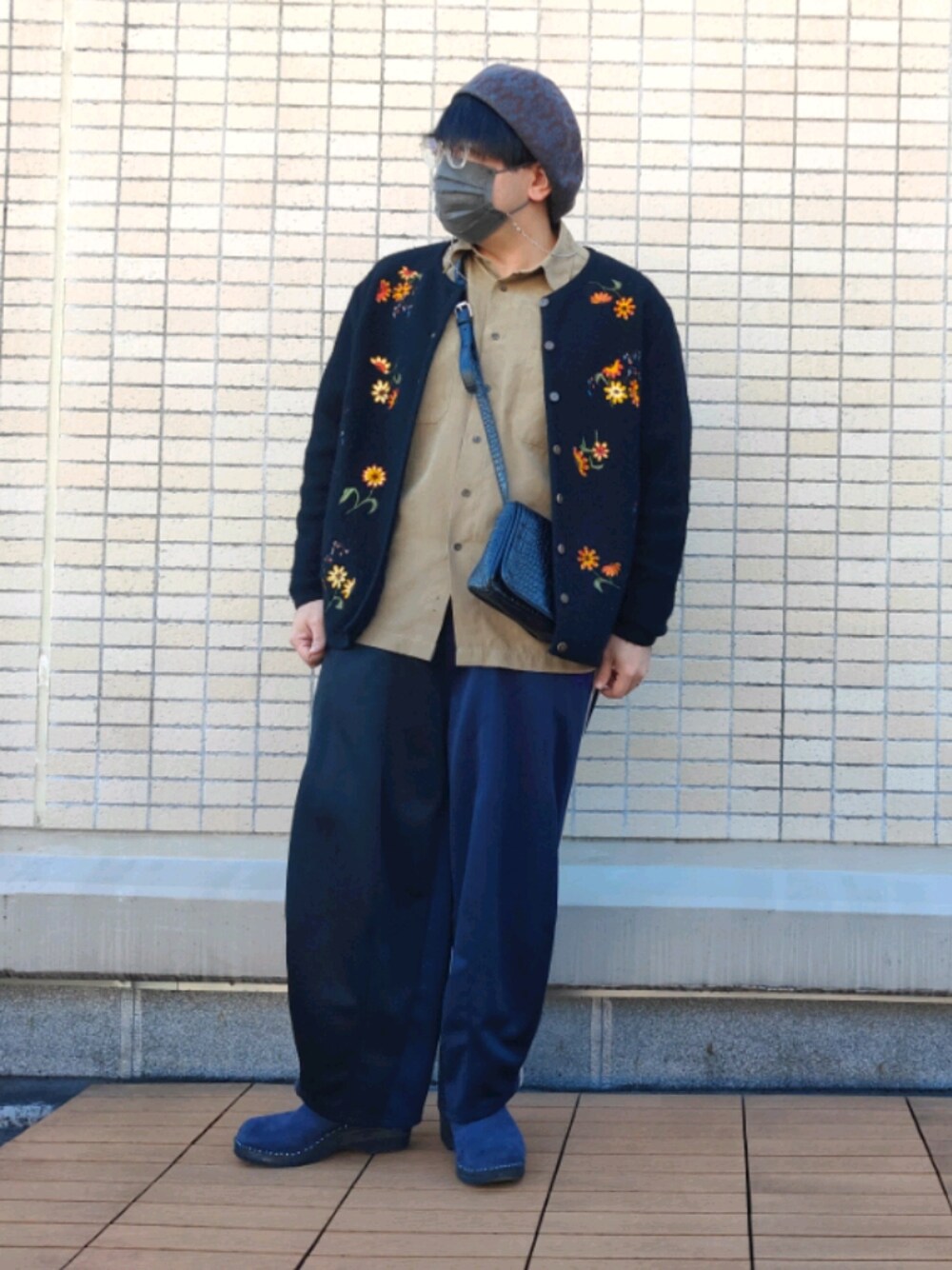 「クリスマスに着たい服、ベレー帽、秋冬コーデ、ニットカーディガン、サボ、トラックパンツ、ショルダーバッグ、スウェード、メガネ男子、休日コーデ、冬コーデ、ビッグシルエット、リラックススタイル、花柄」｜「kaorinomoriのアイテム（ハンチング/ベレー帽、ブルー系）」を使った、you_woodsさん（メンズ・170cm）の冬コーディネートの1枚目の写真