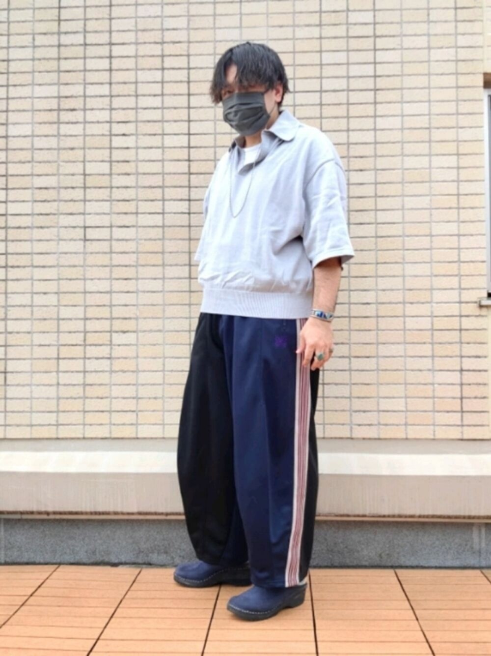 「だから秋服が好き、秋のコーデ、ヒザデルパンツ、トラックパンツ、ジャージ、ポロシャツ、レイヤードスタイル、グラスコード、タックイン、きれいめカジュアル、ストリートコーデ、サボサンダル、モード、乱癡気、LANTIKI」｜「Needlesのアイテム（サンダル、ブルー系）」を使った、you_woodsさん（メンズ・170cm）の秋コーディネートの1枚目の写真