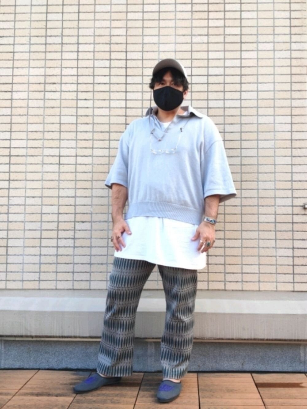 「ポロシャツ、トラックパンツ、レイヤードスタイル、キャップ、秋トレンド2021、秋服準備はじめました、休日スタイル、ビッグシルエット、マスクコード、グラスコード、インディアンジュエリー、モード、ミュール、柄パンツ、シンプルコーデ」｜「LOCALINAのアイテム（ポロシャツ、グレー系）」を使った、you_woodsさん（メンズ・170cm）の秋コーディネートの1枚目の写真