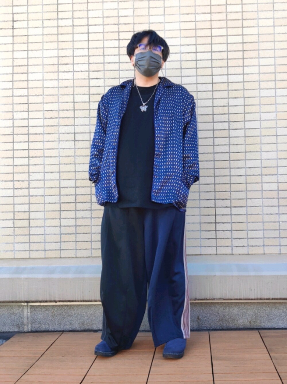 「パジャマシャツ、トラックパンツ、レイヤードスタイル、ロンT、柄シャツ、メガネ男子、インディアンジュエリー、リラックススタイル、ビッグシルエット、ラフコーデ、サボ、walker、rose、古着MIX」｜「EMMA CLOTHESのスーパービッグシルエットカットソー long sleeve cotton 100%（Tシャツ/カットソー、ブラック系）」を使った、you_woodsさん（メンズ・170cm）の冬コーディネートの1枚目の写真