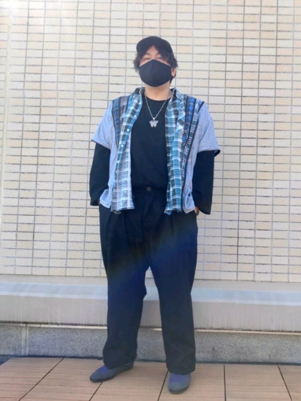 「ビッグシルエット、チェックシャツ、アメカジ、柄シャツ、キャップ、ブラックコーデ、チェック柄、レイヤードスタイル、ロンT、休日スタイル、モード、ミュール、LANTIKI、秋コーデ、チェック柄に恋してる」｜「Badhiyaのアイテム（パンツ、ブラック系）」を使った、you_woodsさん（メンズ・170cm）の秋コーディネートの1枚目の写真