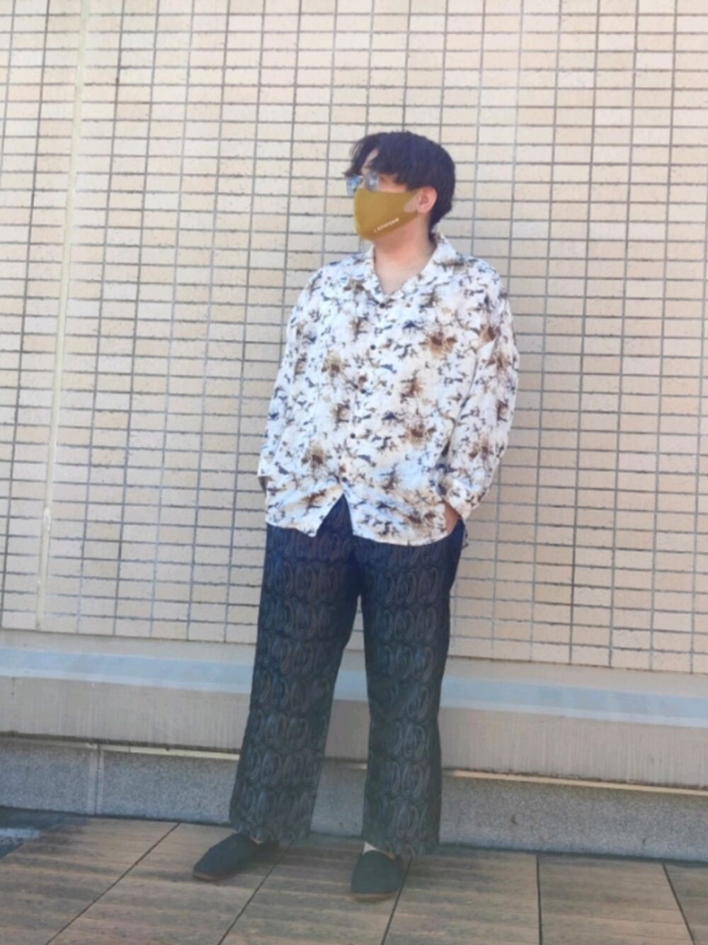 「柄シャツ、柄パンツ、スリッポン、カンフーシューズ、サングラス、ラブアンドピース2021、秋コーデ、秋トレンド2021、モードストリート、オーバーサイズ、秋服準備はじめました、レイヤードスタイル、ビッグシルエット、メガネ男子、モード」｜「EMMA CLOTHESのビッグシルエット バリアスドルマンシャツ(EMMA CLOTHES)（シャツ/ブラウス、その他）」を使った、you_woodsさん（メンズ・170cm）の秋コーディネートの1枚目の写真