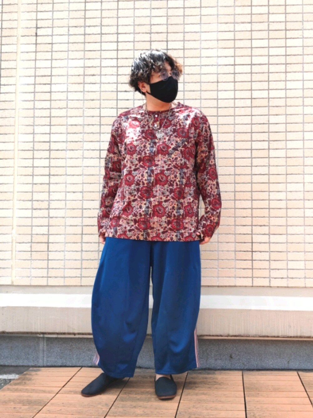 「柄シャツ、トラックパンツ、夏の和物語、和柄、サングラス、カンフーシューズ、south2west8、NEEDLES、Nepenthes、LANTIKI、グラスコード、アクセサリー、インディアンジュエリー、ヘンリーネック、休日スタイル」｜「no brandのアイテム（スリッポン、ブラック系）」を使った、you_woodsさん（メンズ・170cm）の夏コーディネートの1枚目の写真