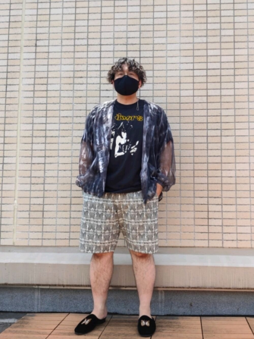 「夏コーデ、夏セールで買いました、夏だ！Tシャツ着よう！、ショートパンツ、メガネ男子、ハーフパンツ、黒Tシャツ、バンドT、ミュール、モノトーン」｜「no brandのアイテム（Tシャツ/カットソー、ブラック系）」を使った、you_woodsさん（メンズ・170cm）の夏コーディネートの1枚目の写真